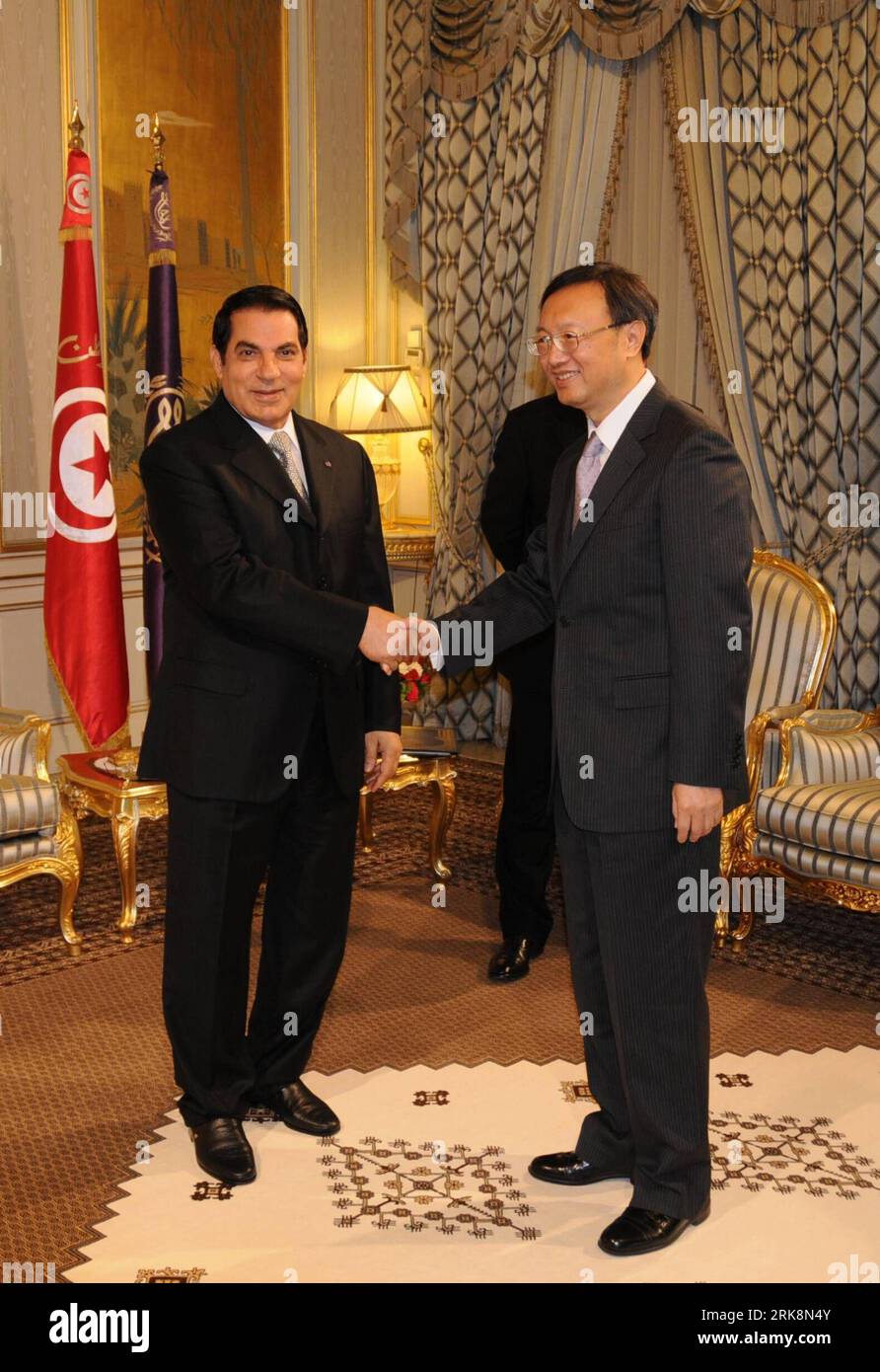 100518 -- TUNIS, le 18 mai 2010 Xinhua -- le président tunisien Zine al-Abidine Ben Ali L serre la main du ministre chinois des Affaires étrangères Yang Jiechi au bureau présidentiel à Tunis, capitale tunisienne, le 18 mai 2010.Xinhua/Kang Xinwen lyi 1TUNISIA-PRESIDENT-CHINA-FM-MEETING PUBLICATIONxNOTxINxCHN Banque D'Images