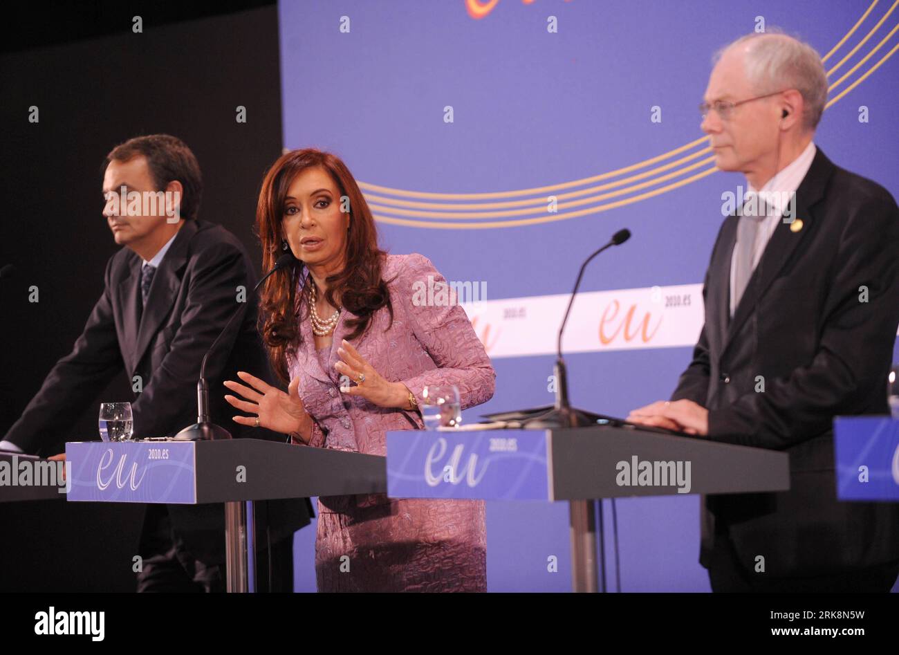 Bildnummer : 54057939 Datum : 18.05.2010 Copyright : imago/Xinhua (100518) -- MADRID, 18 mai 2010 (Xinhua) -- la présidente Argentine Cristina Fernandez de Kirchner (C) prend la parole en tant que Premier ministre espagnol Jose Luis Rodriguez Zapatero (L) et le président du Conseil européen Herman Van Rompuy écoutent une conférence de presse lors du sommet Union européenne-Amérique latine et Caraïbes à Madrid, capitale de l'Espagne, le 18 mai 2010. Le sixième sommet Union européenne-Amérique latine et Caraïbes s'est clos mardi. (Xinhua/Chen Haitong) (gxr) (4)ESPAGNE-MADRID-UE-AMÉRIQUE LATINE-CARAÏBES-SOMMET-CLOSE PUBLICATI Banque D'Images