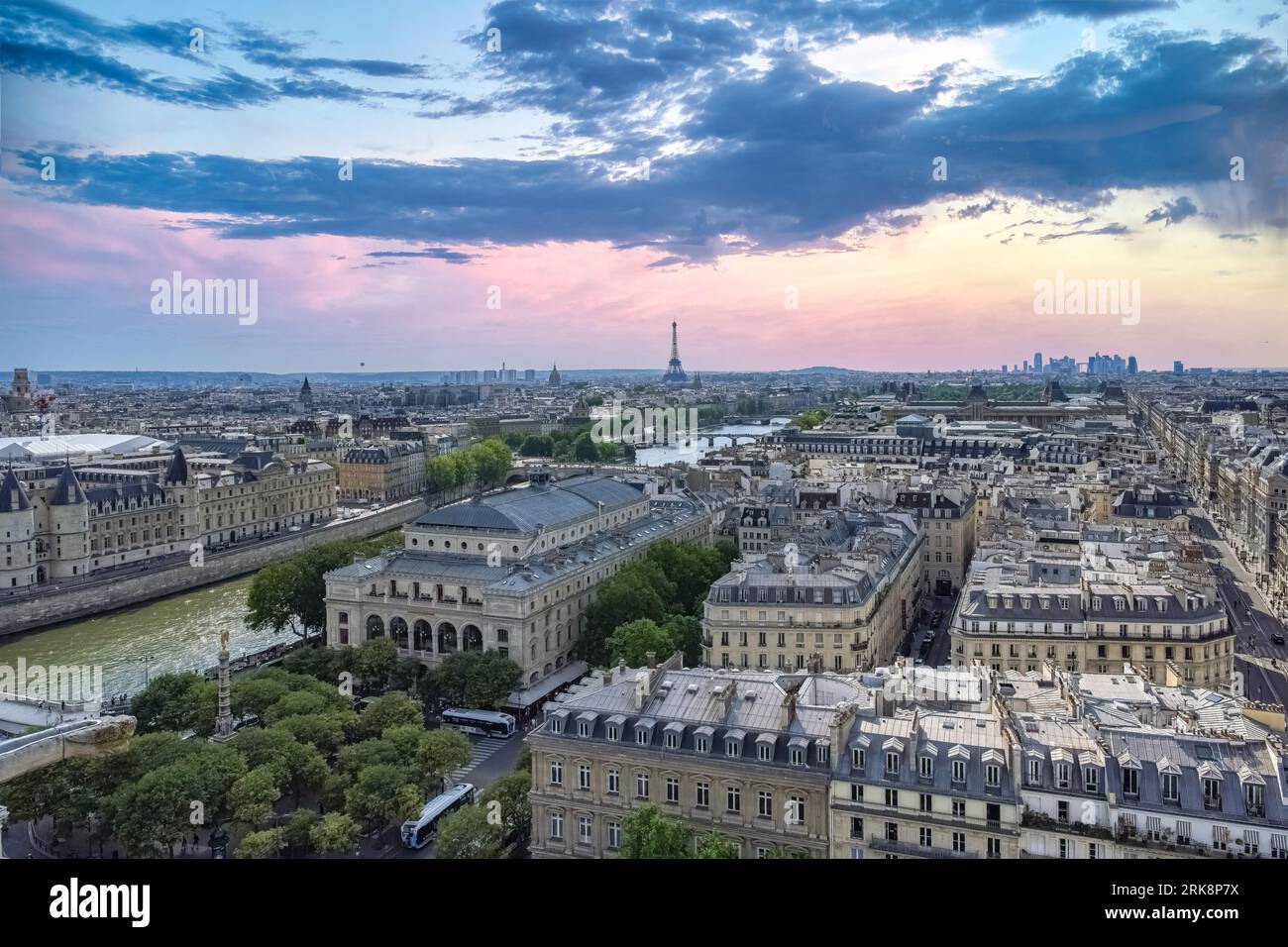Paris, panorama sur la ville, avec la conciergerie sur la Seine, la tour Montparnasse et la tour Eiffel en arrière-plan Banque D'Images