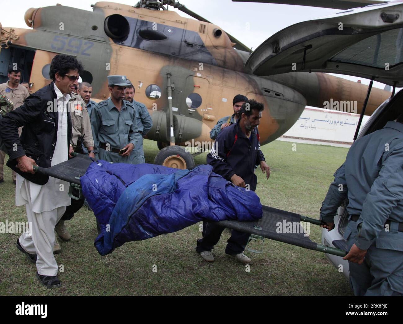 Bildnummer : 54067023 Datum : 21.05.2010 Copyright : imago/Xinhua (100521) -- KABOUL, 21 mai 2010 (Xinhua) -- des soldats de l'armée afghane transportent les restes de victimes d'un accident d'aviation à un hélicoptère militaire dans la ville de Charikar dans la province de Parwan, le 21 mai 2010. Quinze corps des victimes de l avion de passagers afghan qui s est écrasé il y a cinq jours ont été retrouvés dans les montagnes du district de Gorband, dans la province de Parwan, au nord du pays, ont déclaré vendredi des responsables. (Xinhua) (ypf) (3)AFGHANISTAN-AVIATION CRASH-BODY-FOUND PUBLICATIONxNOTxINxCHN Gesellschaft Verkehr Luftfahrt Absturz Flugzeuabsturz Unglück premiu Banque D'Images