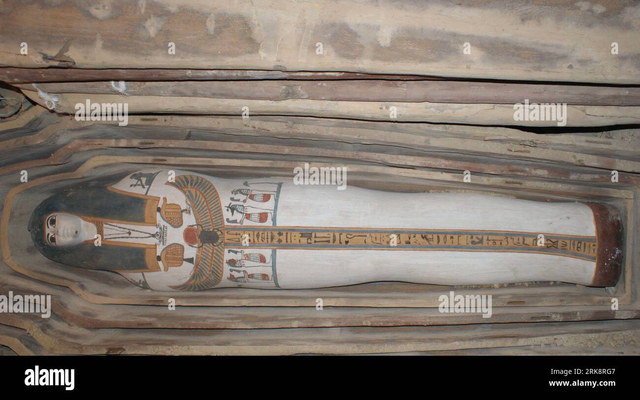 Bildnummer : 54071229 Datum : 23.05.2010 Copyright : imago/Xinhua (100523) -- LE CAIRE, 23 mai 2010 (Xinhua) -- une photo non datée montre un sarcophaga en bois de la 18e dynastie (1550-1295 av. J.-C.) dans une tombe fouillée par une équipe de mission archéologique égyptienne sur le site de Lahoun à Fayoum, à environ 100 km au sud-ouest du Caire, en Égypte. Une équipe de mission du Conseil suprême égyptien des antiquités (ESCA) a découvert la semaine dernière un total de 46 tombes anciennes, dont 14 tombes datées de la première et de la deuxième dynasties (2750-2649 av. J.-C.), 31 tombes datées principalement des 11e et 12e dynasties (2030-1840 av. J.-C.) et une tombe datée de Banque D'Images