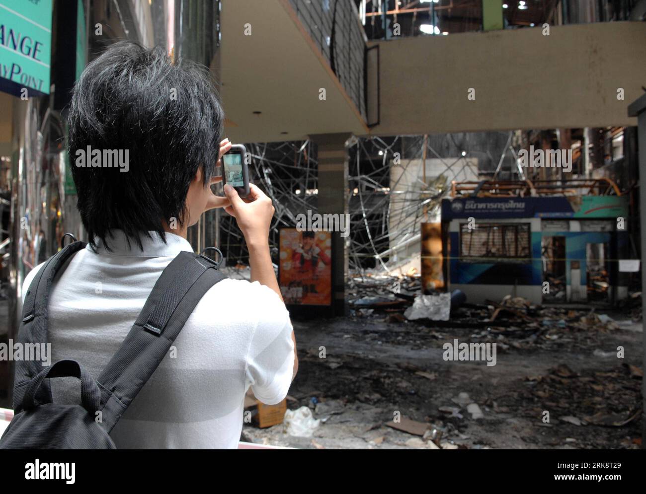 Bildnummer : 54072378 Datum : 24.05.2010 Copyright : imago/Xinhua (100524) -- BANGKOK, 24 mai 2010 (Xinhua) -- un homme prend des photos du théâtre de Siam brûlé dans le centre de Bangkok, capitale de la Thaïlande, le 24 mai 2010. Alors que la vie à Bangkok revient à la normale après que les troupes gouvernementales ont mis fin aux manifestations de deux mois des manifestants de la Chemise rouge, le gouvernement thaïlandais est toujours confronté à des défis difficiles de guérir les blessures causées par les troubles politiques et de restaurer l ordre social et économique du pays, ont déclaré les analystes politiques ici. (Xinhua/Thana Nuntavoranut) (zcq) (3)THAILAND-BANGKOK-LIFE PUBLICATIONxNOTxINxCHN Banque D'Images