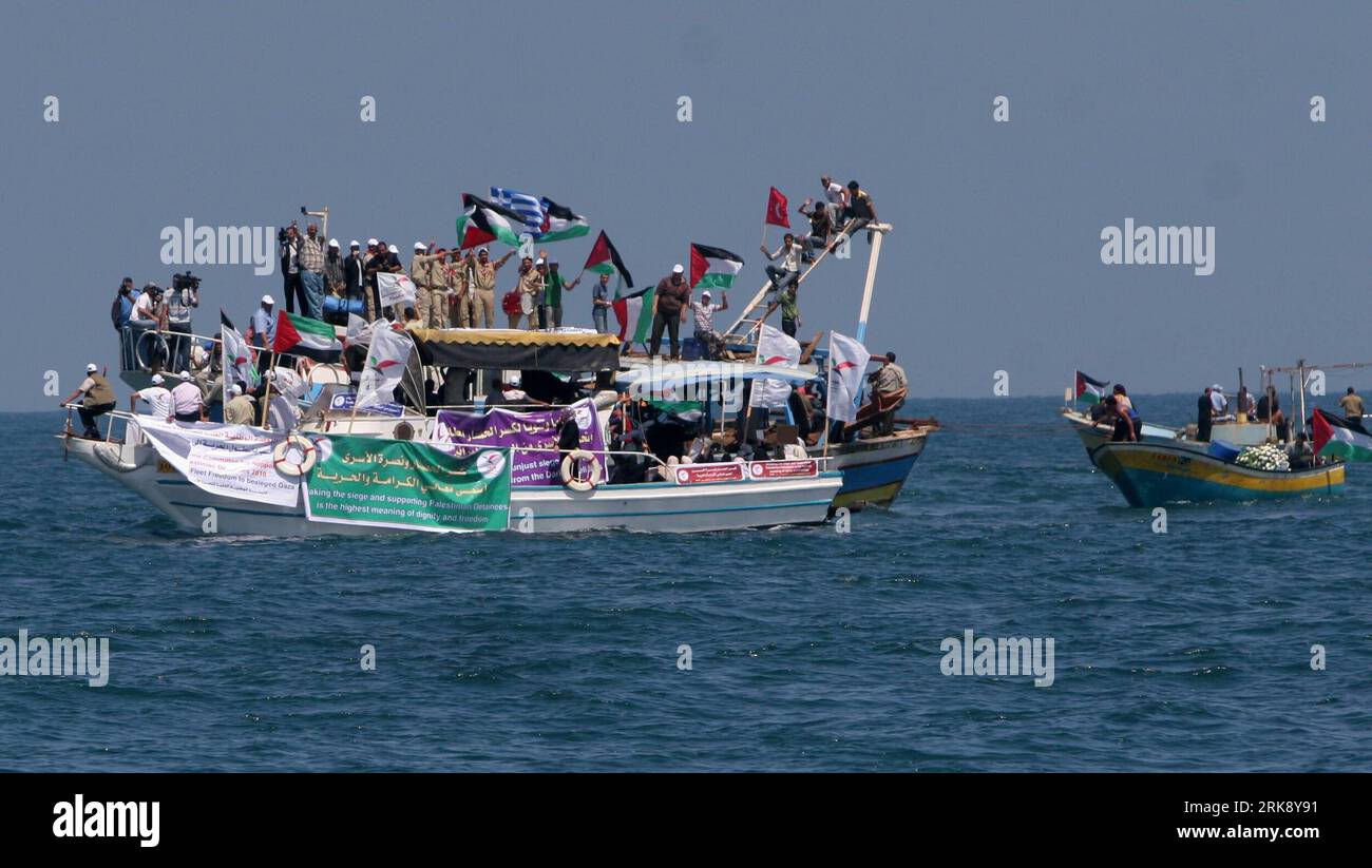 Bildnummer : 54088558 Datum : 30.05.2010 Copyright : imago/Xinhua (100530)-- GAZA, mai. 30, 2010 (Xinhua) -- des Palestiniens montent en bateau lors d'une cérémonie de préparation pour recevoir le convoi d'aide international Freedom Flotilla dans le port maritime de Gaza, le 30 mai 2010. Les organisateurs de la flottille de la liberté ont déclaré que les navires partaient de Chypre dimanche matin et arriveraient dans les eaux israéliennes lundi. (Xinhua/Yasser Qudih) (lyx) (2)GAZA-PALESTINIAN-FREEDOM FLOTILLA-WAIT PUBLICATIONxNOTxINxCHN Gesellschaft internationale Freiheitsflotte Friedensflotte flotte Konvoi Hilfskonvoi boote Palästina premiumd xint kbdig xs Banque D'Images