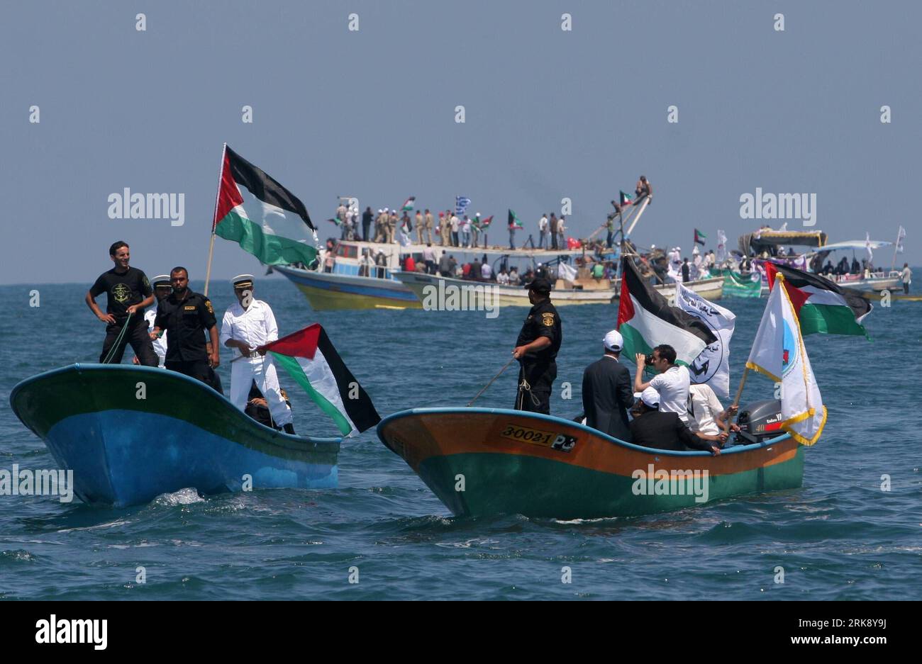 Bildnummer : 54088559 Datum : 30.05.2010 Copyright : imago/Xinhua (100530)-- GAZA, mai. 30, 2010 (Xinhua) -- des Palestiniens montent en bateau lors d'une cérémonie de préparation pour recevoir le convoi d'aide international Freedom Flotilla dans le port maritime de Gaza, le 30 mai 2010. Les organisateurs de la flottille de la liberté ont déclaré que les navires partaient de Chypre dimanche matin et arriveraient dans les eaux israéliennes lundi. (Xinhua/Yasser Qudih) (lyx) (3)GAZA-PALESTINIAN-FREEDOM FLOTILLA-WAIT PUBLICATIONxNOTxINxCHN Gesellschaft internationale Freiheitsflotte Friedensflotte flotte Konvoi Hilfskonvoi boote Palästina premiumd xint kbdig xs Banque D'Images