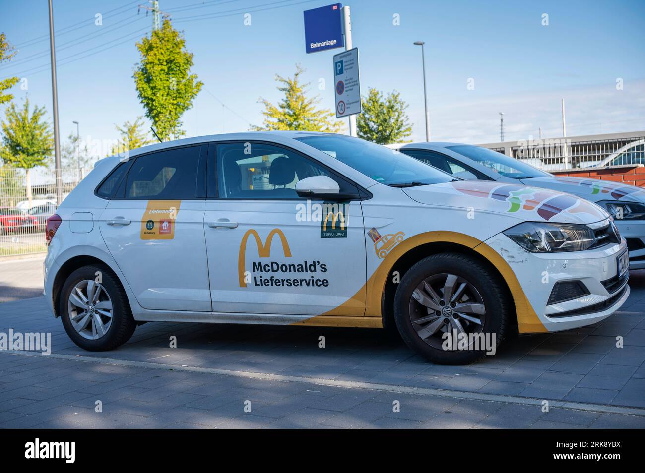 Allemagne , Cottbus , 24.08.2023 , voiture de McDonalds service de livraison Banque D'Images