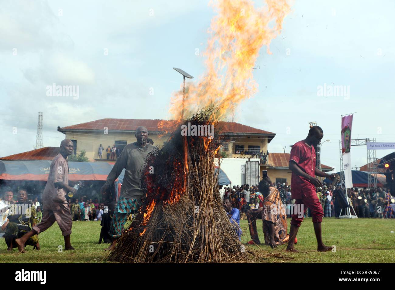 Danafojura, la plus ancienne mascarade du Royaume d'Oyo, se produit dans un feu brûlant au World Sango Festival qui est un festival annuel organisé parmi les Yoruba en l'honneur du Sango, une divinité du tonnerre et du feu qui était un guerrier et le troisième roi de l'Empire Oyo après avoir succédé à Ajaka son frère aîné. Le festival accueille des visiteurs de tout le pays et des adeptes de pays étrangers. Etat d'Oyo, Lagos, Nigeria. Banque D'Images