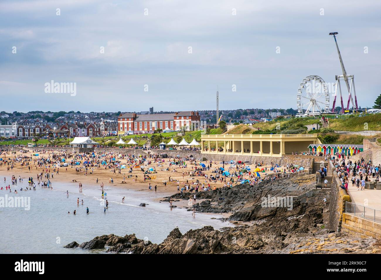 Une plage bondée de Barry Island au pays de Galles, Royaume-Uni Banque D'Images