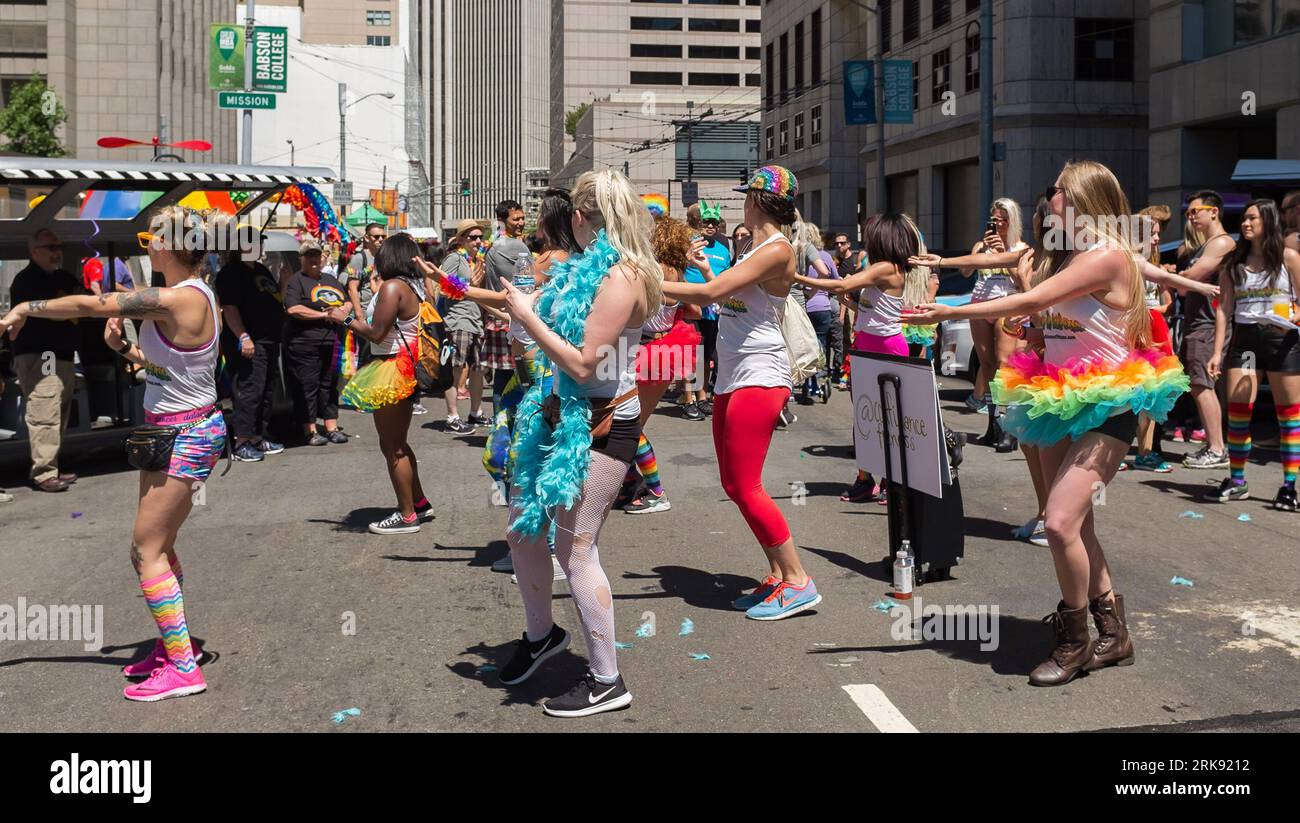 San Francisco, Californie, 2016. Danseuses portant des tutus arc-en-ciel et des chaussettes se produisant sur main Street pendant la gay Pride de San Francisco Banque D'Images