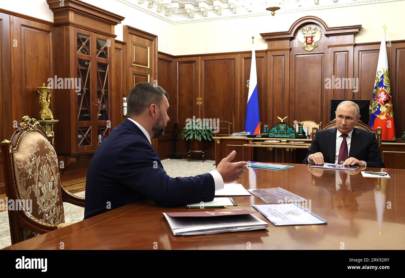 Moscou, Russie. 24 août 2023. Le président russe Vladimir Poutine rencontre le chef par intérim de la République populaire de Donetsk Denis Pouchilin (L) à Moscou, en Russie, le jeudi 24 août 2023. Poutine a salué le chef du groupe Wagner Yevgeny Prigozhin comme «un homme d'affaires talentueux» et a adressé ses condoléances à la famille de Prigozhin lors de la réunion. Photo de Kremlin POOL/ crédit : UPI/Alamy Live News Banque D'Images