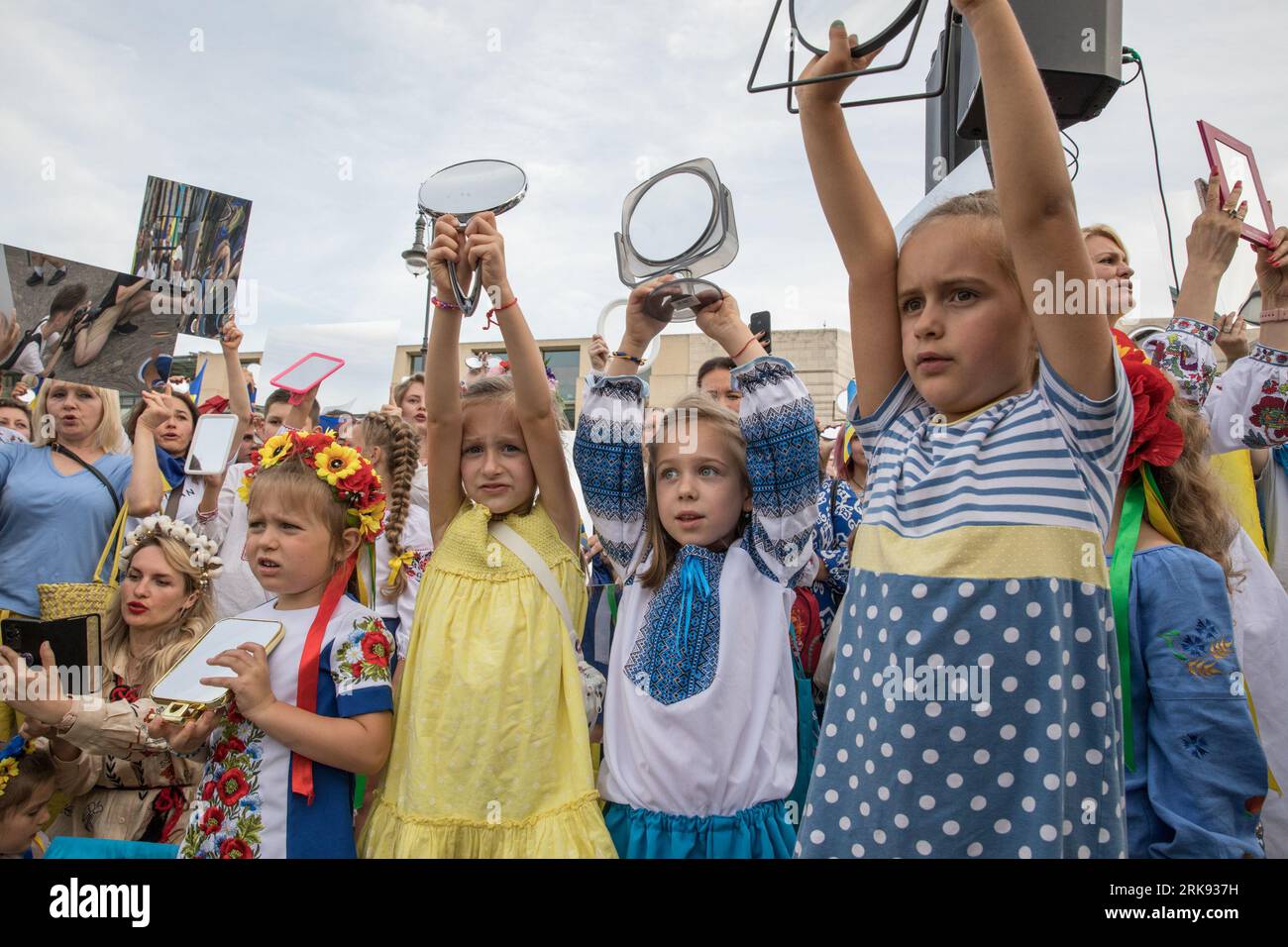 Les Ukrainiens se sont réunis à la porte de Brandebourg à Berlin le 24 août 2023 pour marquer le jour de l'indépendance de l'Ukraine. Mais ce n'était pas une célébration ordinaire. La foule, une mer de tournesols, de drapeaux, de bannières et de vêtements ukrainiens traditionnels, est venue avec un message de souvenir et de résilience. Dans un geste symbolique, les participants ont brandi des miroirs, 503 au total, chacun reflétant le visage d'un enfant perdu dans la guerre de la Russie contre l'Ukraine. Scintillant sous le soleil couchant, les miroirs ont servi de rappel obsédant aux 503 enfants ukrainiens dont la vie a été abruptement et impitoyablement prise dans le conflit. «Ukrainien Banque D'Images