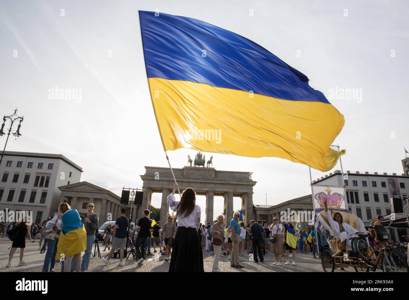 Les Ukrainiens se sont réunis à la porte de Brandebourg à Berlin le 24 août 2023 pour marquer le jour de l'indépendance de l'Ukraine. Mais ce n'était pas une célébration ordinaire. La foule, une mer de tournesols, de drapeaux, de bannières et de vêtements ukrainiens traditionnels, est venue avec un message de souvenir et de résilience. Dans un geste symbolique, les participants ont brandi des miroirs, 503 au total, chacun reflétant le visage d'un enfant perdu dans la guerre de la Russie contre l'Ukraine. Scintillant sous le soleil couchant, les miroirs ont servi de rappel obsédant aux 503 enfants ukrainiens dont la vie a été abruptement et impitoyablement prise dans le conflit. «Ukrainien Banque D'Images