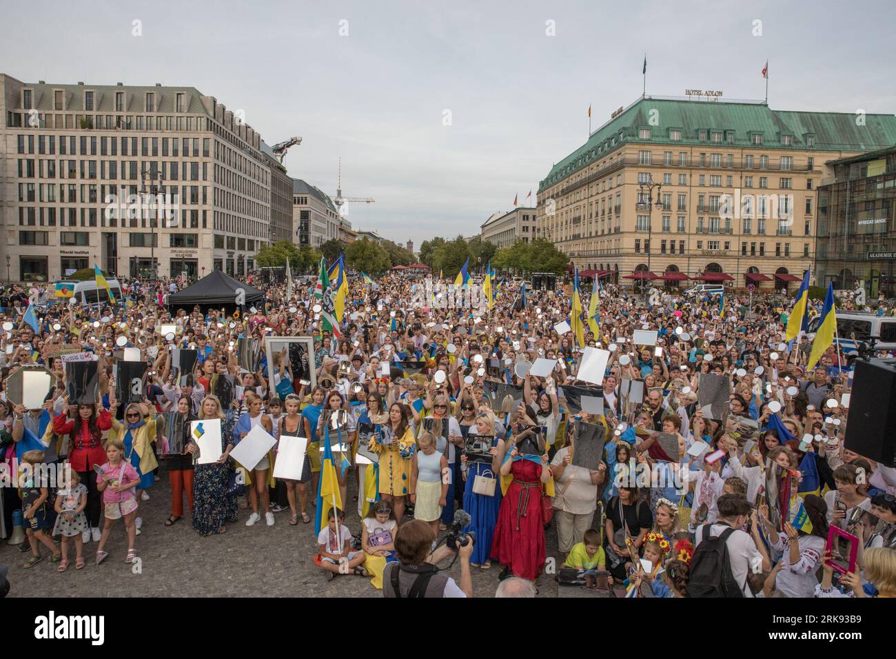 Les Ukrainiens se sont réunis à la porte de Brandebourg à Berlin le 24 août 2023 pour marquer le jour de l'indépendance de l'Ukraine. Mais ce n'était pas une célébration ordinaire. La foule, une mer de tournesols, de drapeaux, de bannières et de vêtements ukrainiens traditionnels, est venue avec un message de souvenir et de résilience. Dans un geste symbolique, les participants ont brandi des miroirs, 503 au total, chacun reflétant le visage d'un enfant perdu dans la guerre de la Russie contre l'Ukraine. Scintillant sous le soleil couchant, les miroirs ont servi de rappel obsédant aux 503 enfants ukrainiens dont la vie a été abruptement et impitoyablement prise dans le conflit. «Ukrainien Banque D'Images