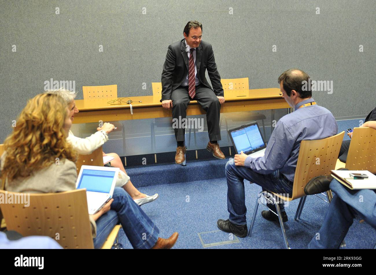 Bildnummer : 54114198 Datum : 07.06.2010 Copyright : imago/Xinhua (100607) -- LUXEMBOURG, 7 juin 2010 (Xinhua) -- le ministre grec des Finances, Giorgos Papakonstantinou, assiste à un point de presse après la réunion des ministres des Finances de la zone euro à Luxembourg, le 7 juin 2010. Les ministres des Finances des pays de la zone euro se sont mis d’accord lundi sur les derniers détails du plan de sauvetage de 750 milliards d’euros (environ 897 milliards de dollars américains) conçu pour contenir une crise de la dette qui s’étend. (Xinhua/Wu Wei) (8)LUXEMBOURG-EUROZONE-RESCUE PACKAGE PUBLICATIONxNOTxINxCHN People Politik Euro Rettungsschirm Stabilitätsprogramm eu Wirtschaf Banque D'Images