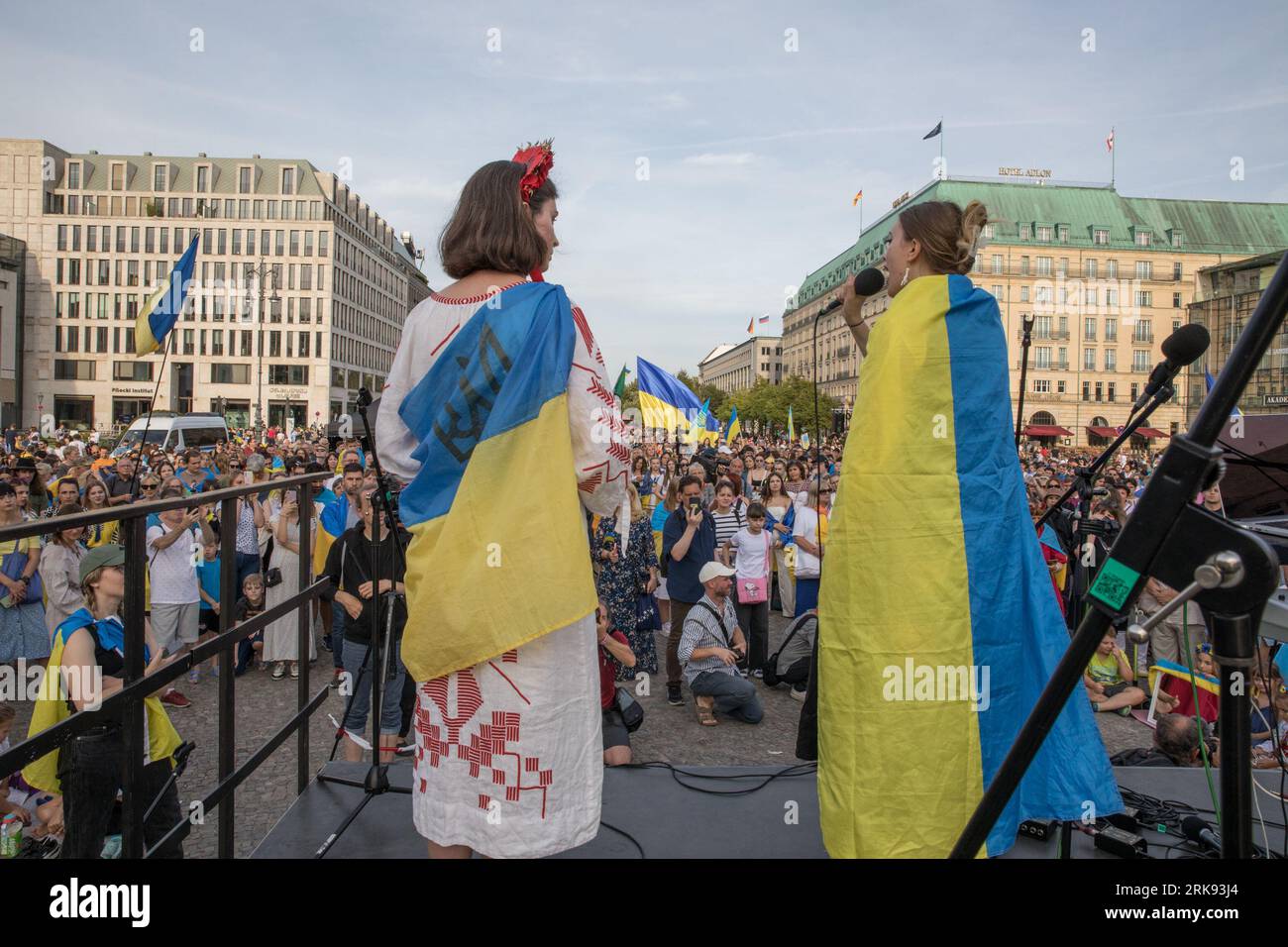 Les Ukrainiens se sont réunis à la porte de Brandebourg à Berlin le 24 août 2023 pour marquer le jour de l'indépendance de l'Ukraine. Mais ce n'était pas une célébration ordinaire. La foule, une mer de tournesols, de drapeaux, de bannières et de vêtements ukrainiens traditionnels, est venue avec un message de souvenir et de résilience. Dans un geste symbolique, les participants ont brandi des miroirs, 503 au total, chacun reflétant le visage d'un enfant perdu dans la guerre de la Russie contre l'Ukraine. Scintillant sous le soleil couchant, les miroirs ont servi de rappel obsédant aux 503 enfants ukrainiens dont la vie a été abruptement et impitoyablement prise dans le conflit. «Ukrainien Banque D'Images