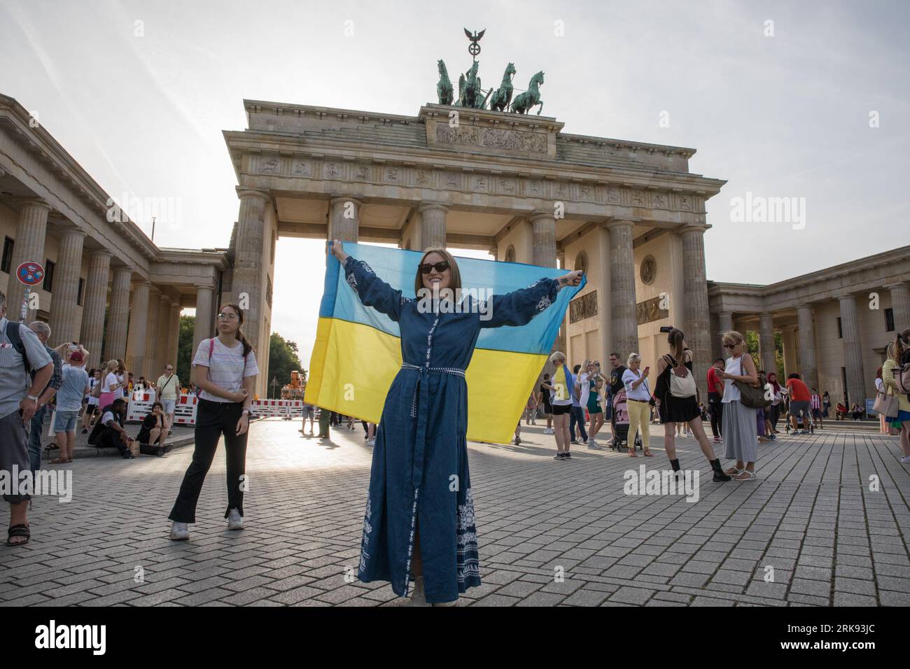 Les Ukrainiens se sont réunis à la porte de Brandebourg à Berlin le 24 août 2023 pour marquer le jour de l'indépendance de l'Ukraine. Mais ce n'était pas une célébration ordinaire. La foule, une mer de tournesols, de drapeaux, de bannières et de vêtements ukrainiens traditionnels, est venue avec un message de souvenir et de résilience. Dans un geste symbolique, les participants ont brandi des miroirs, 503 au total, chacun reflétant le visage d'un enfant perdu dans la guerre de la Russie contre l'Ukraine. Scintillant sous le soleil couchant, les miroirs ont servi de rappel obsédant aux 503 enfants ukrainiens dont la vie a été abruptement et impitoyablement prise dans le conflit. «Ukrainien Banque D'Images