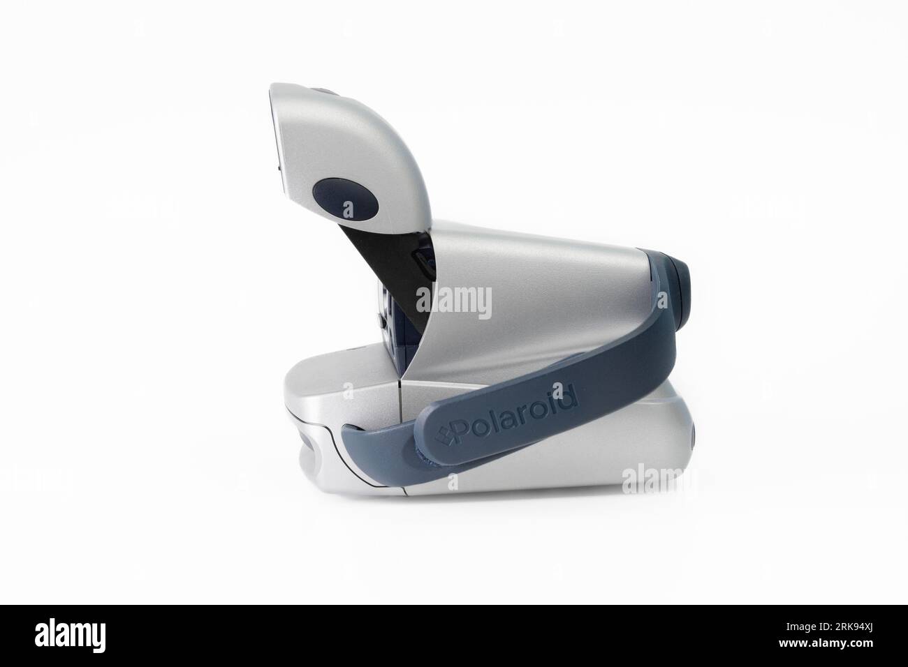 Hasselt. Limbourg - Belgique 25-04-2023 Polaroid P 600. Vue du côté gauche. Gros plan sur le côté d'une caméra. Film instantané. fond blanc Banque D'Images
