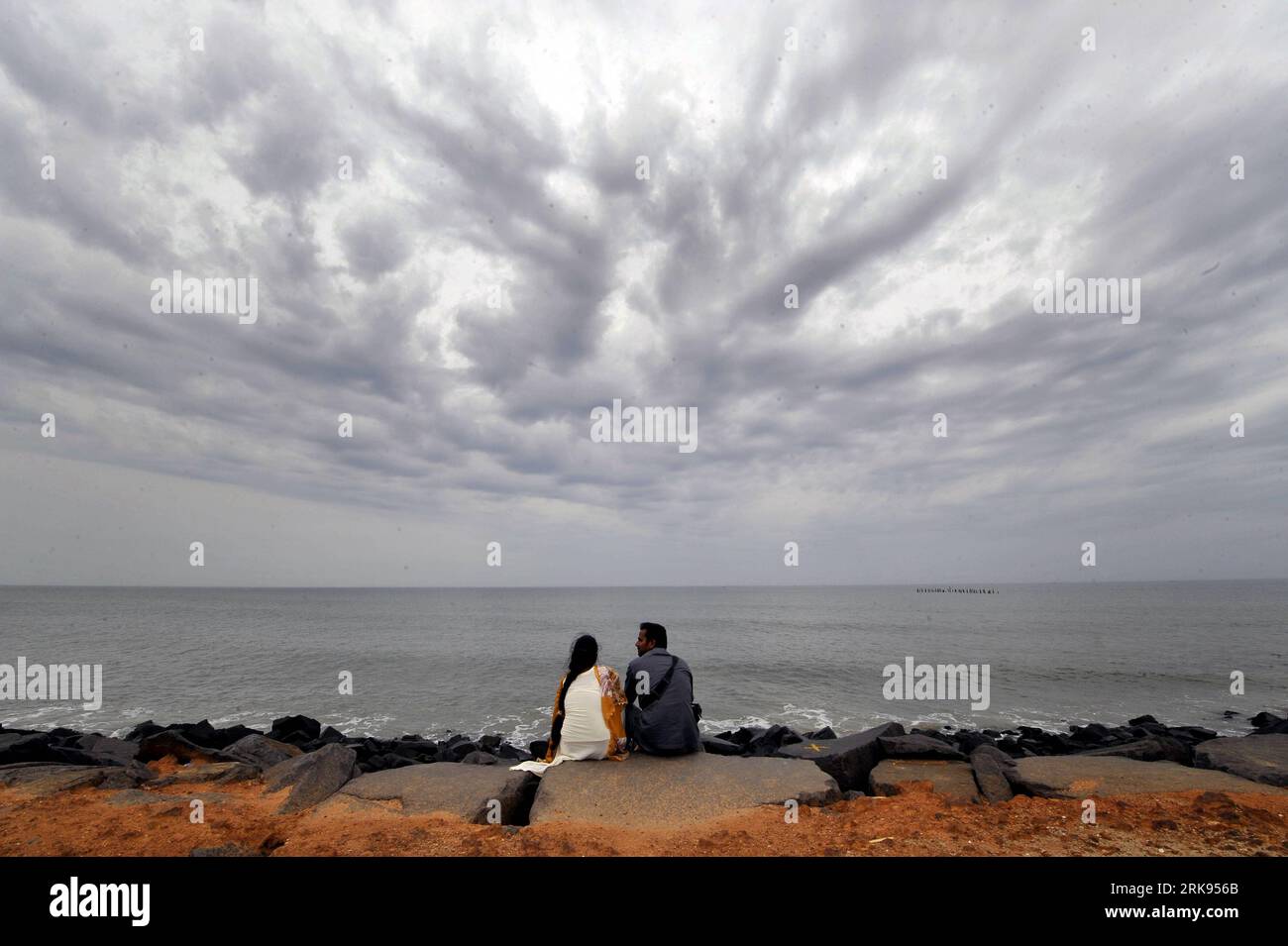 Bildnummer : 54135130 Datum : 11.06.2010 Copyright : imago/Xinhua (100611) -- CHENNAI, 11 juin 2010, (Xinhua) -- un couple assis sur la plage de Pondichéry, ville du sud de l'Inde, le 11 juin 2010. La plupart des régions des États du sud de l'Inde rencontrent la venue de la mousson annuelle récemment, ce qui apportera suffisamment de pluie pour l'agriculture et refroidira la température dans ces régions. La saison de la mousson commence à partir du sud indien début juin chaque année et se déplace vers le nord dans les deux prochains mois. (Xinhua/WangxYe) (zcq) (3)INDIA-PONDICHERRY-MONSOON PUBLICATIONxNOTxINxCHN Gesellschaft kbdig xmk 2010 que Banque D'Images