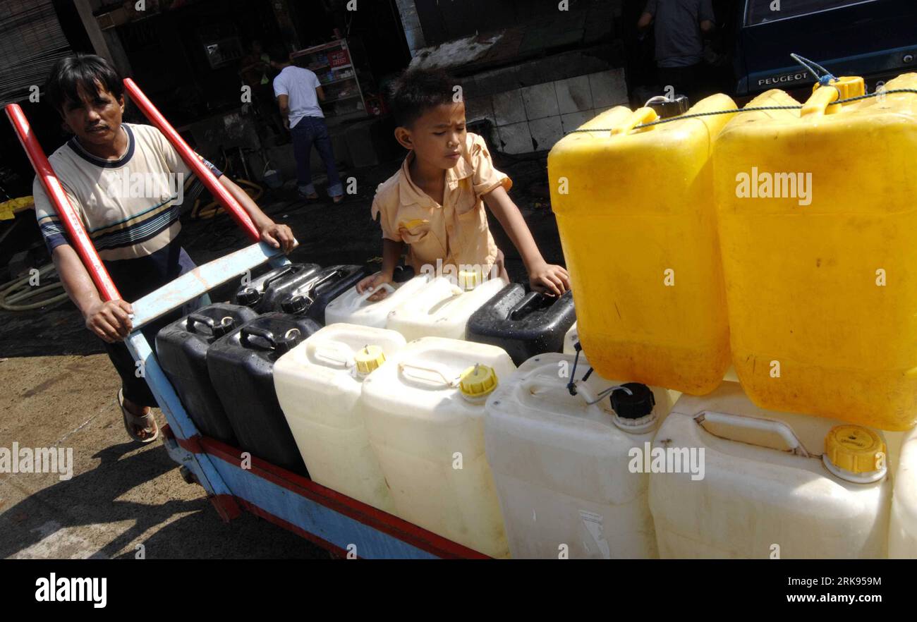 Bildnummer : 54135170 Datum : 11.06.2010 Copyright : imago/Xinhua (100611) -- JAKARTA, 11 juin 2010 (Xinhua) -- les résidents portent des seaux d'eau potable achetés dans le nord de Jakarta, capitale de l'Indonésie, le 11 juin 2010. En raison de la pollution de l eau et du manque de construction de conduites d eau du robinet par le gouvernement, la plupart des habitants pauvres du nord de Jakarta ne peuvent pas obtenir de l eau potable à la maison. Ils doivent dépenser près de 10 % de leur revenu mensuel familial pour acheter de l'eau. (Xinhua/YuexYuewei) (zcq) (1)INDONESIA-JAKARTA-WATER PUBLICATIONxNOTxINxCHN Gesellschaft kbdig xmk 2010 quer o0 Wasser Wasserversorg Banque D'Images