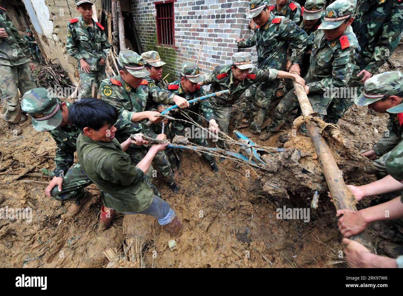 Bildnummer : 54149106 Datum : 16.06.2010 Copyright : imago/Xinhua (100616) -- CANGWU, 16 juin 2010 (Xinhua) -- la police armée recherche les disparus sur le site d'un glissement de terrain déclenché par une tempête dans le comté de Cangwu, dans la région autonome de Guangxi Zhuang, dans le sud-ouest de la Chine, le 16 juin 2010. Les pluies torrentielles qui ont commencé à bombarder le sud de la Chine dimanche ont déclenché plus tard des inondations et des glissements de terrain. Mercredi, le Bureau chinois de lutte contre les inondations et de secours contre la sécheresse a déclaré qu'au moins 42 étaient morts et 36 disparus en raison des inondations. (Xinhua/Huang Xiaobang)(zl) (2)CHINA-GUANGXI-RAINSTORM-DAMAGE PUBLICATIONxNOTxI Banque D'Images