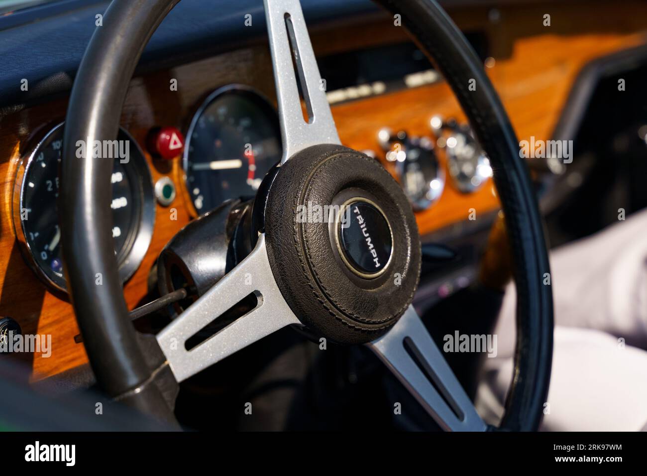 Waltershausen, Allemagne - 10 juin 2023 : Triumph Spritfire intérieur de voiture britannique vintage, tableau de bord, volant et levier de vitesses. Banque D'Images