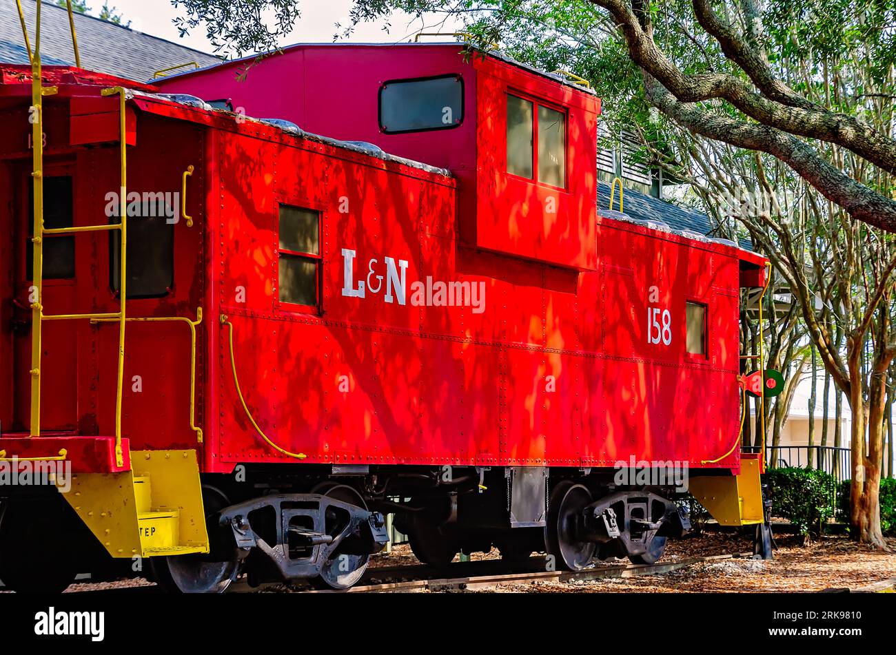 Un caboose du chemin de fer de Louisville et de Nashville se trouve à l'extérieur du dépôt historique de train de Foley, qui abrite aujourd'hui le Foley Railroad Museum à Foley, en Alabama. Banque D'Images