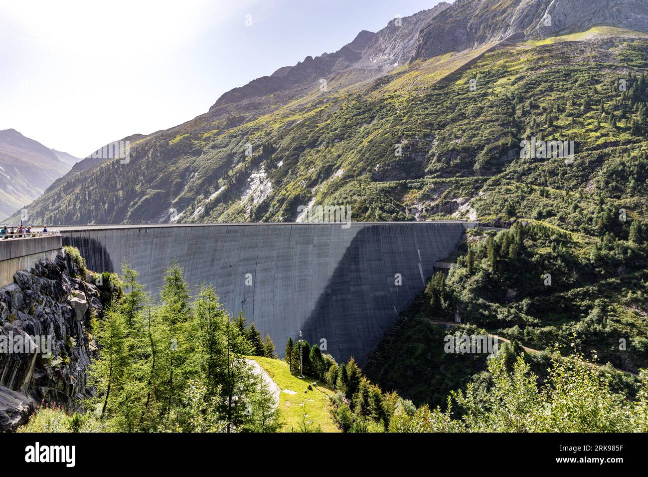 Brandberg, Autriche. 24 août 2023. Le mur du barrage du réservoir de Zillergrund mesure 186 mètres de haut. Derrière lui, le lac dort la rivière Ziller, qui donne son nom à la région autrichienne de 'Zillertal' dans le Tyrol, ainsi que la neige et les glaciers fondent l'eau des sommets montagneux environnants. Crédit : Frank Hammerschmidt//Frank Hammerschmidt/dpa/Alamy Live News Banque D'Images