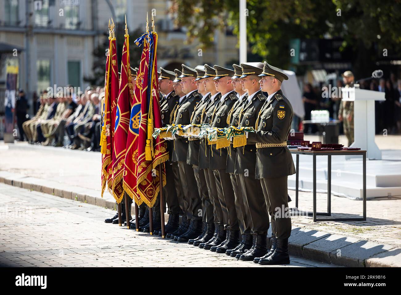 Kiev, Ukraine. 24 août 2023. Des membres des forces armées ukrainiennes assistent à une célébration officielle du 32e jour de l'indépendance de l'Ukraine sur la place Sophia à Kiev, en Ukraine, le jeudi 24 août 2023. Les dirigeants lituaniens et portugais se sont également rendus à Kiev en l'honneur du jour de l'indépendance ukrainienne. Photo du bureau de presse du président ukrainien/ crédit : UPI/Alamy Live News Banque D'Images