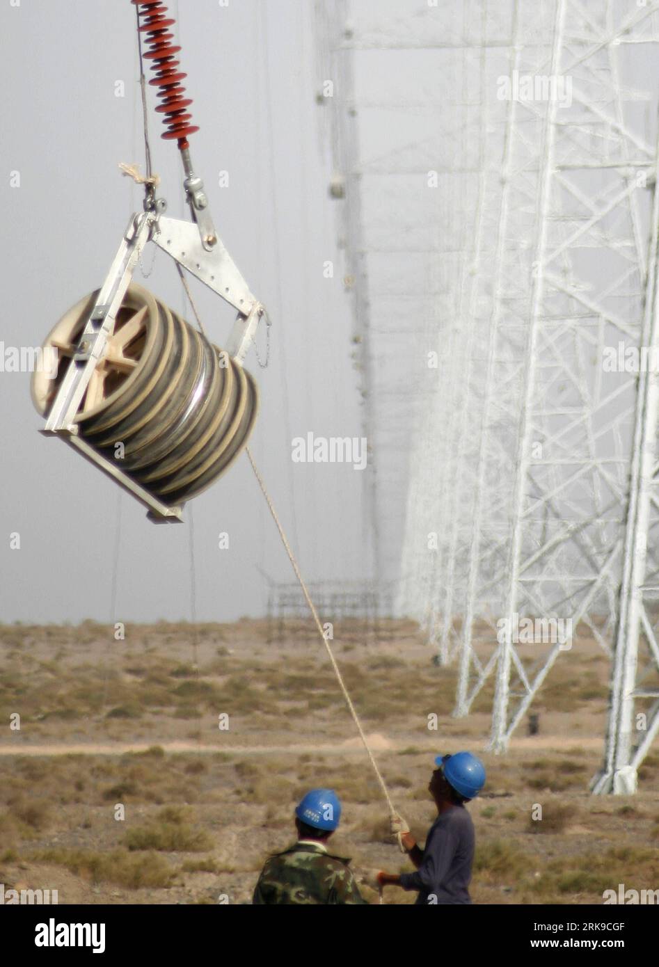 Bildnummer : 54166635 Datum : 21.06.2010 Copyright : imago/Xinhua (100624) -- HAMI, 24 juin 2010 (Xinhua) -- les ouvriers de l'ingénierie électrique colocalisent l'isolant électrique et le palan électrique sur le pylône électrique, sur le projet de transmission de puissance Hami-AnXi de 750 kilovoltage, à Hami, dans la région autonome Uygur du Xinjiang du nord-ouest de la Chine, 21 juin 2010. State Grid, la plus grande société de réseau électrique de Chine, a fixé une date limite pour la construction d'un projet de réseau de 750 kv pour connecter le réseau du Xinjiang au réseau principal du réseau nord-ouest qui doit être achevé d'ici novembre de cette année. C'est le premier Banque D'Images