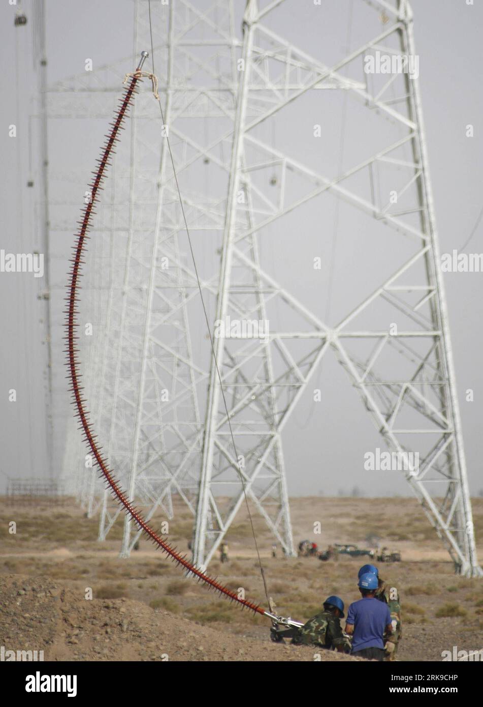 Bildnummer : 54166633 Datum : 21.06.2010 Copyright : imago/Xinhua (100624) -- HAMI, 24 juin 2010 (Xinhua) -- les ouvriers de l'ingénierie électrique sont sur le point de colocaliser l'isolant électrique et le palan électrique sur le pylône électrique, sur le projet de transmission de puissance Hami-AnXi de 750 kilovoltage, à Hami, dans la région autonome ouïgour du Xinjiang, au nord-ouest de la Chine, 21 juin 2010. State Grid, la plus grande société de réseau électrique de Chine, a fixé une date limite pour la construction d'un projet de réseau de 750 kv pour connecter le réseau du Xinjiang au réseau principal du réseau nord-ouest qui doit être achevé d'ici novembre de cette année. THI Banque D'Images