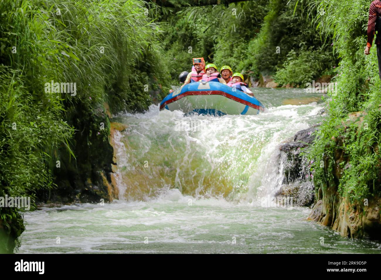 Pangalengan, Bandung-Indonésie décembre 2022 : Un groupe d'hommes et de femmes font du rafting sur la rivière, du sport extrême et amusant. Groupe de personnes sport nautique r Banque D'Images