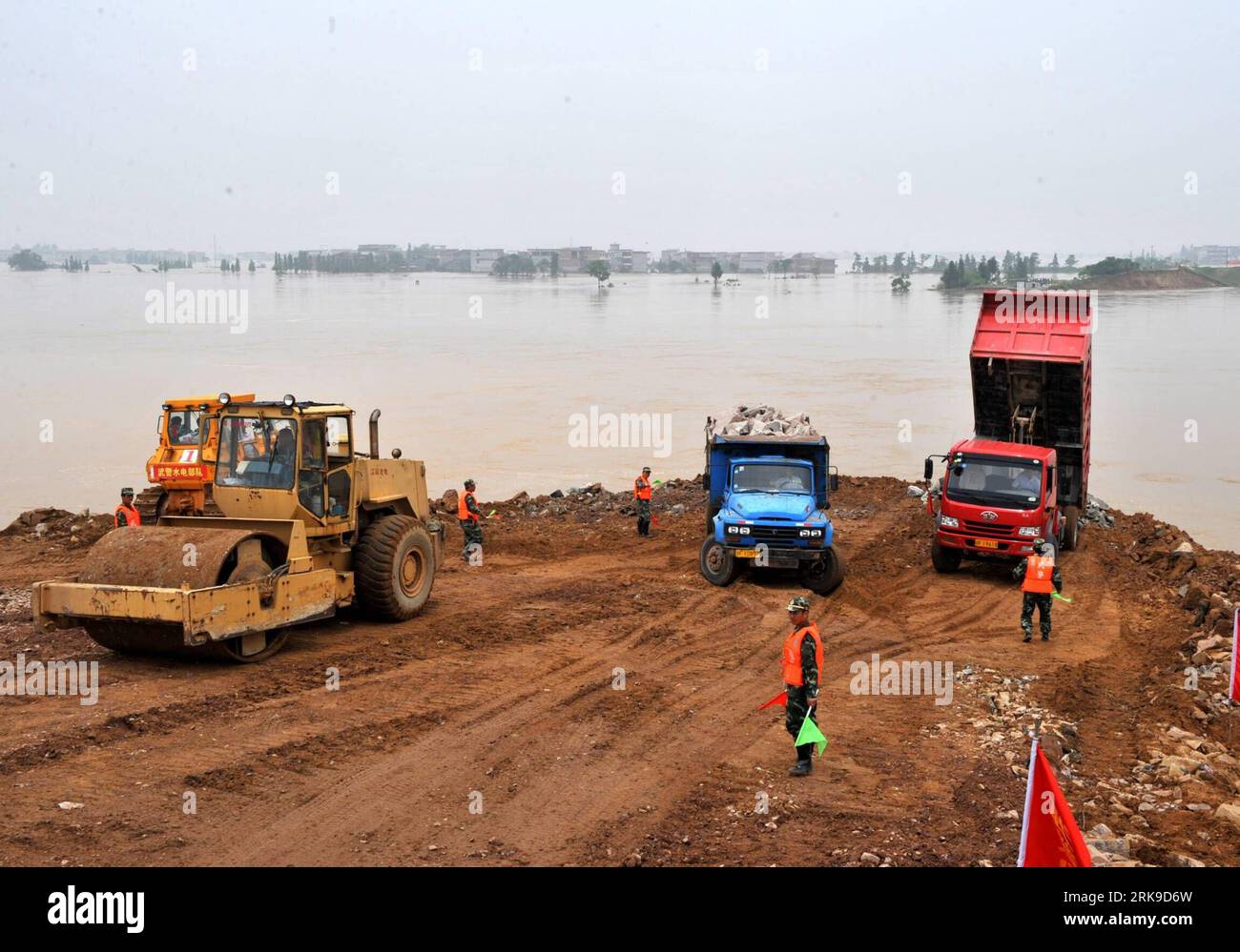 Bildnummer : 54171089 Datum : 25.06.2010 Copyright : imago/Xinhua (100625) -- FUZHOU (JIANGXI), 25 juin 2010 (Xinhua) -- des camions et des machineries lourdes travaillent sur la digue brisée dans la ville de Fuzhou, dans la province de Jiangxi, dans l'est de la Chine, le 25 juin 2010. Plus de 300 travailleurs et soldats ont commencé vendredi matin à consolider deux digues de rivière brisées dans la province du Jiangxi, alors que les inondations qui ont tué 211 ont ravagé le sud du pays pour le 11e jour. (Xinhua/Zhang Wu) (jl) (6)CHINA-JIANGXI-BREAKED RIVER DIKES-SHORING UP(CN) PUBLICATIONxNOTxINxCHN Gesellschaft China Naturkatastrophe Hochwasser flut kbdig xc Banque D'Images