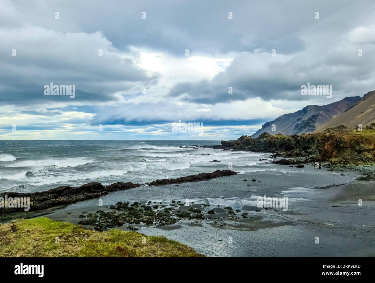 Une plage rocheuse avec des bergs sur l'Islande dans des vents forts avec Surf puissant Banque D'Images