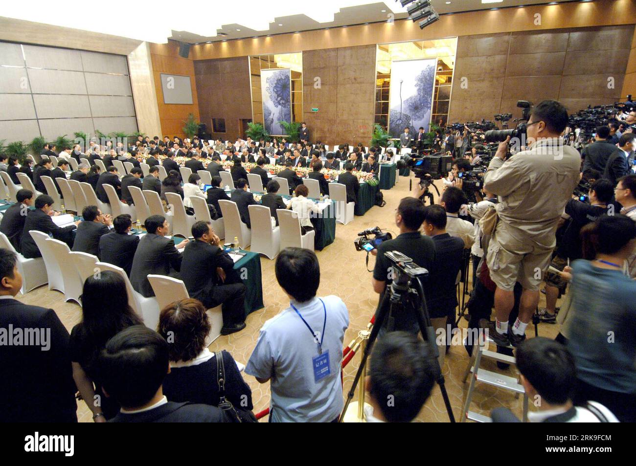 Bildnummer : 54187055 Datum : 29.06.2010 Copyright : imago/Xinhua (100629) -- CHONGQING, 29 juin 2010 (Xinhua) -- les entretiens entre Chen Yunlin, président de l'Association pour les relations à travers le détroit de Taïwan (ARATS), basée sur le continent, et Chiang PIN-kung, président de la Fondation pour l'échange des détroits (SEF) basée à Taïwan, se tiennent dans la municipalité de Chongqing, dans le sud-ouest de la Chine, le 29 juin 2010. Ils devraient parvenir au pacte économique tant attendu et à un accord sur la protection des droits de propriété intellectuelle au cours de leurs entretiens ici mardi. (Xinhua/Chen Cheng) (wjd) (3)CHINA-CHONGQING-MAINLAN Banque D'Images