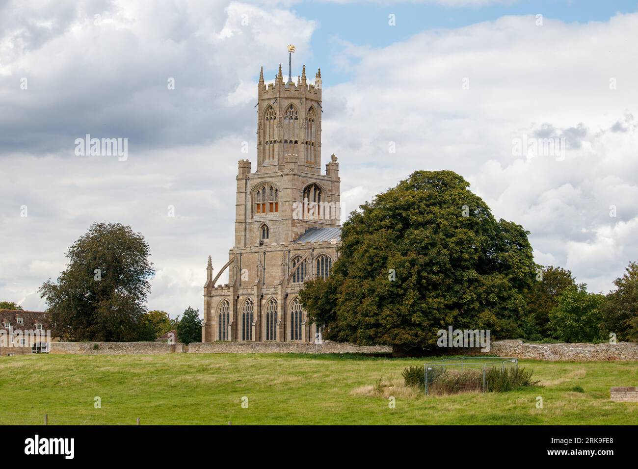 L'église St Mary and All Saints, Fotheringhay est une église paroissiale de l'Église d'Angleterre à Fotheringhay, Northamptonshire. Il est connu pour contenir un mausolée aux principaux membres de la dynastie yorkiste des guerres des Roses. Banque D'Images