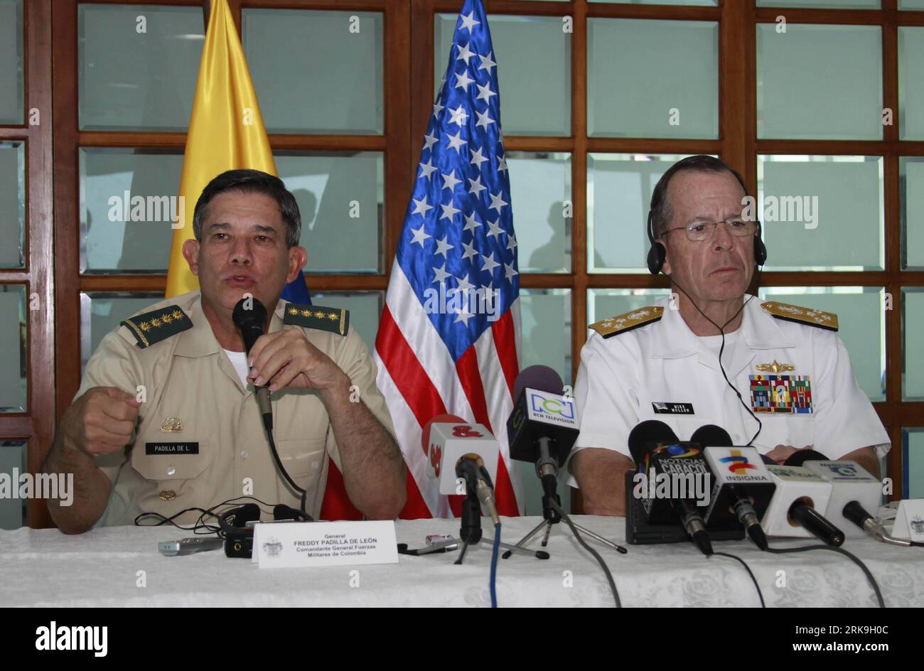 Bildnummer : 54195900 Datum : 30.06.2010 Copyright : imago/Xinhua (100701) -- CARTAGENA, 1 juillet 2010 (Xinhua) -- le président des chefs d'état-major interarmées des États-Unis, l'amiral Mike Mullen (à droite) et Freddy Padilla de Leon, commandant en chef des forces armées colombiennes, tiennent une conférence de presse après une réunion à Cartagena, Colombie, le 30 juin 2010. (Xinhua/Juan Solano)(axy) (1)COLOMBIA-CARTAGENA-MIKE MULLEN-FREDDY PADILLA DE LEON-PRESS PUBLICATIONxNOTxINxCHN People Gesellschaft Militär PK Pressetermin kbdig xdp premiumd xint 2010 quer Bildnummer 54195900 Date 30 06 2010 Copyright Imago XINHUA Cartagena Jul Banque D'Images