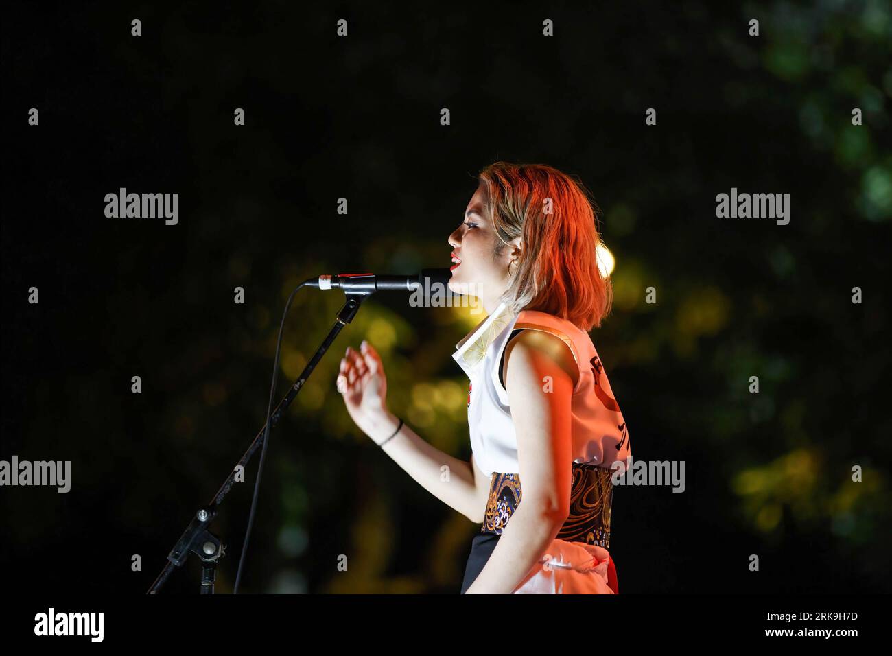 Cairns, Australia. 12th Aug, 2023. A member of the Japanese Society of Cairns speaks with the crowd during the Japan Bon Dance Festival on the Cairns Esplanade. (Photo by Joshua Prieto/SOPA Images/Sipa USA) Credit: Sipa USA/Alamy Live News Banque D'Images