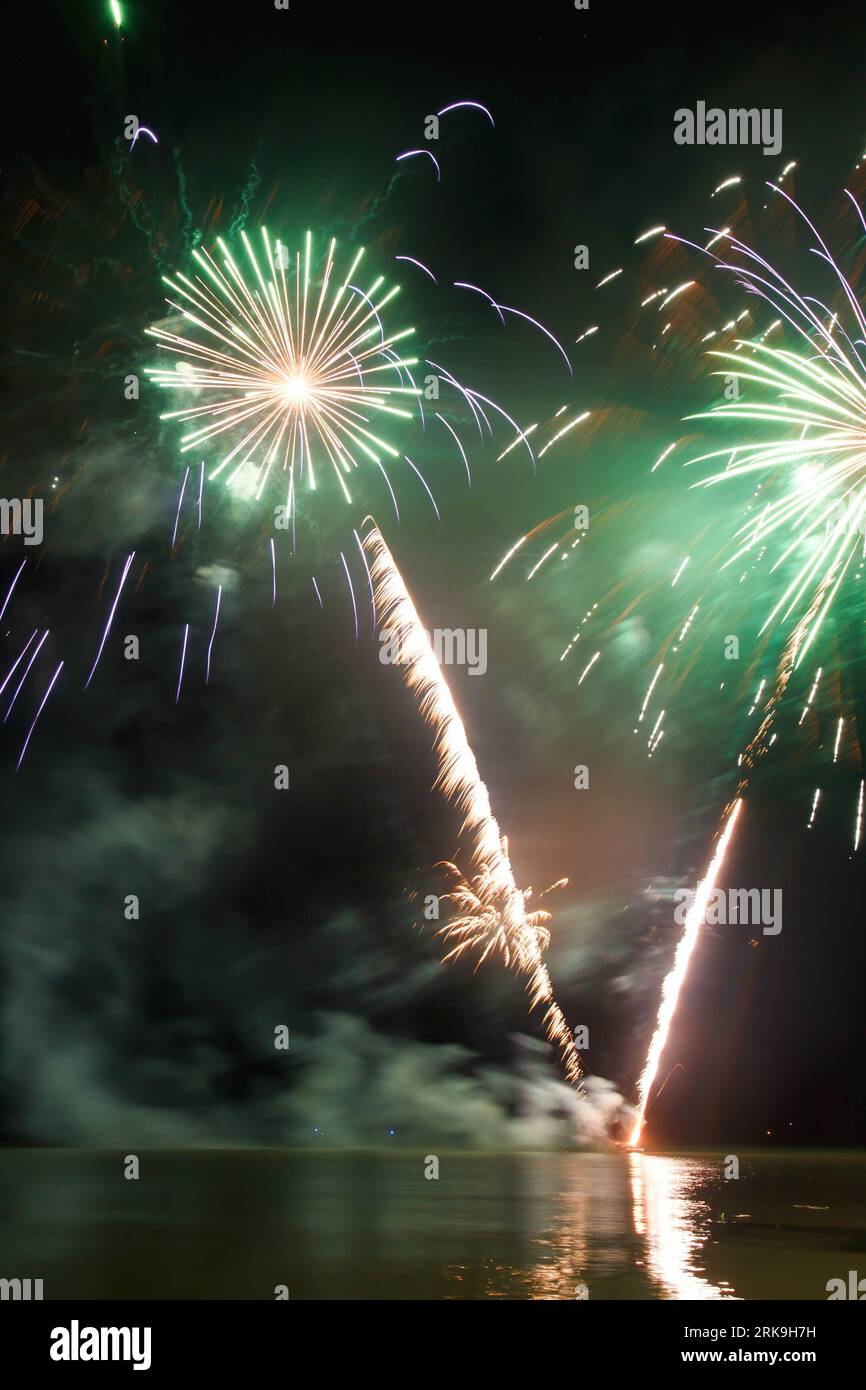 Cairns, Australie. 12 août 2023. Des feux d'artifice sont déclenchés au point culminant du Japan bon Dance Festival sur l'Esplanade de Cairns organisé par la Société japonaise de Cairns. (Photo Joshua Prieto/SOPA Images/Sipa USA) crédit : SIPA USA/Alamy Live News Banque D'Images