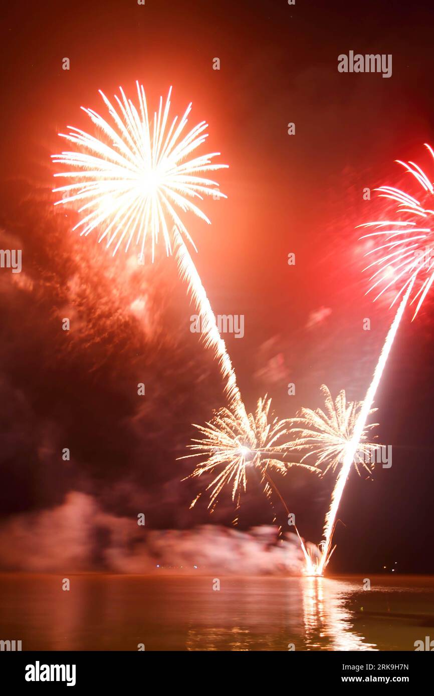 Cairns, Australie. 12 août 2023. Des feux d'artifice sont déclenchés au point culminant du Japan bon Dance Festival sur l'Esplanade de Cairns organisé par la Société japonaise de Cairns. (Photo Joshua Prieto/SOPA Images/Sipa USA) crédit : SIPA USA/Alamy Live News Banque D'Images