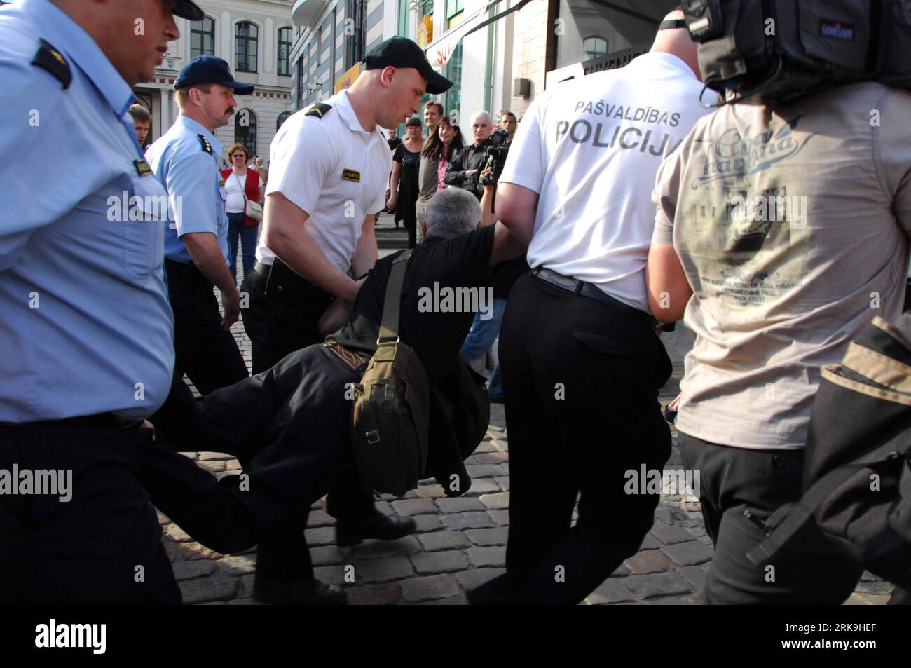 Bildnummer : 54197348 Datum : 01.07.2010 Copyright : imago/Xinhua (100702) -- RIGA, 2 juillet 2010 (Xinhua) -- des policiers lettons arrêtent un manifestant alors qu'il tentait d'assister à une manifestation pour commémorer le jour où les troupes allemandes ont libéré Riga des Soviétiques en 1941, à Riga, Lettonie, le 1 juillet 2010. (Xinhua/Yang Dehong)(axy) (1)LETTONIE-RIGA-MANIFESTATION-ARRESTATION PUBLICATIONxNOTxINxCHN Politik Lettland Demo Protest kbdig xcb 2010 quer o0 Polizei, Verhaftung Bildnummer 54197348 Date 01 07 2010 Copyright Imago XINHUA Riga juillet 2 2010 XINHUA policiers lettons arrêtent un manifestant alors qu'il essayait Banque D'Images