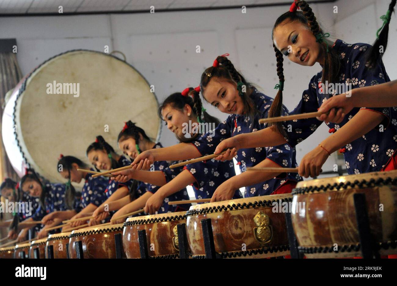 Bildnummer : 54200903 Datum : 03.07.2010 Copyright : imago/Xinhua (100704) -- XINJIANG, 4 juillet 2010 (Xinhua) -- des acteurs de la troupe de tambours de Jiangzhou se produisent lors d'une répétition dans le comté de Xinjiang, province du Shanxi, dans le nord de la Chine, le 3 juillet 2010. Le spectacle de musique de tambour du comté de Xinjiang a été classé comme un Magnum opus du patrimoine culturel oral et immatériel de l'humanité par l'UNESCO et l'un des premiers patrimoines culturels immatériels nationaux. (Xinhua/Gao Xinsheng) (mcg) CHINA-SHANXI-XINJIANG-DRUM MUSIC PERFORMANCE (CN) PUBLICATIONxNOTxINxCHN Musik Kultur kbdig xsk 2010 quer o0 Trommler Tromm Banque D'Images