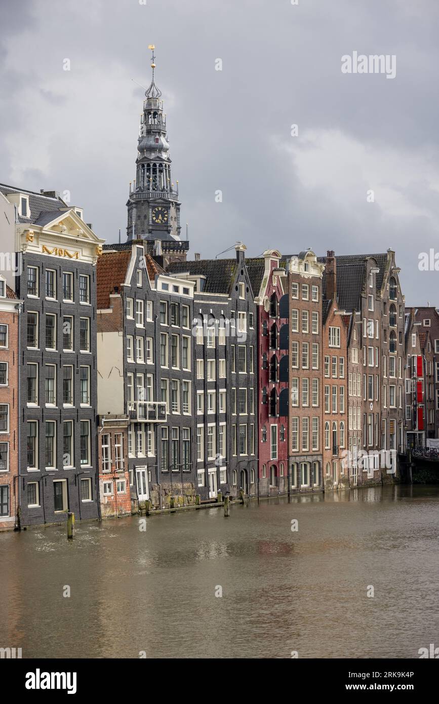 Bâtiments de la ville d'Amsterdam le long des canaux aux Pays-Bas, avec des façades colorées, des pignons historiques et des maisons de ville néerlandaises classiques. Banque D'Images