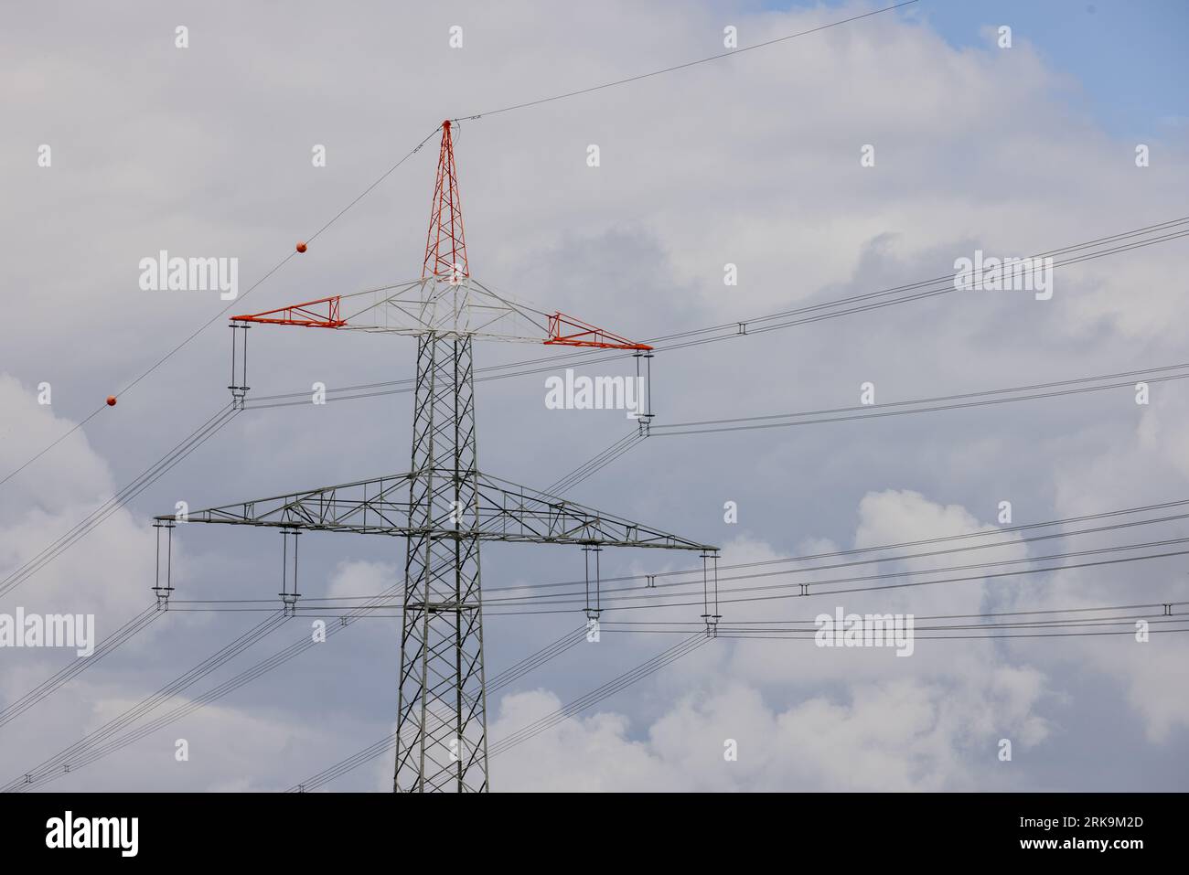 Lignes à haute tension et pylônes électriques faisant partie d'un grand réseau de transport d'électricité. Banque D'Images