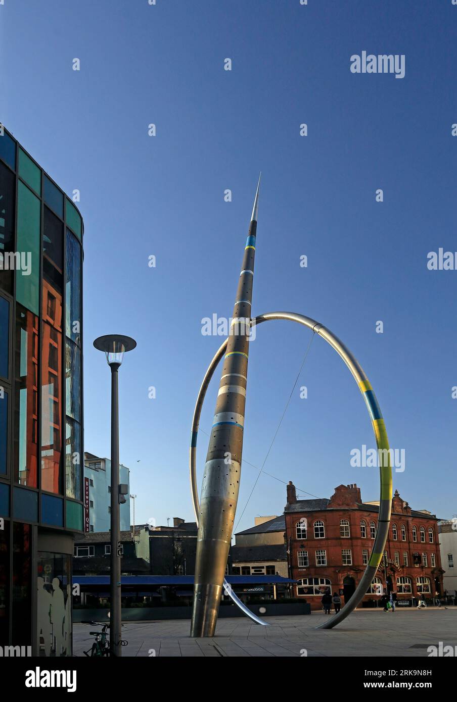 Art public - Alliance - à l'extérieur de la Bibliothèque centrale de Cardiff, par l'artiste d'installation parisienne Jean-Bernard Metais. Prise en août 2023 Banque D'Images