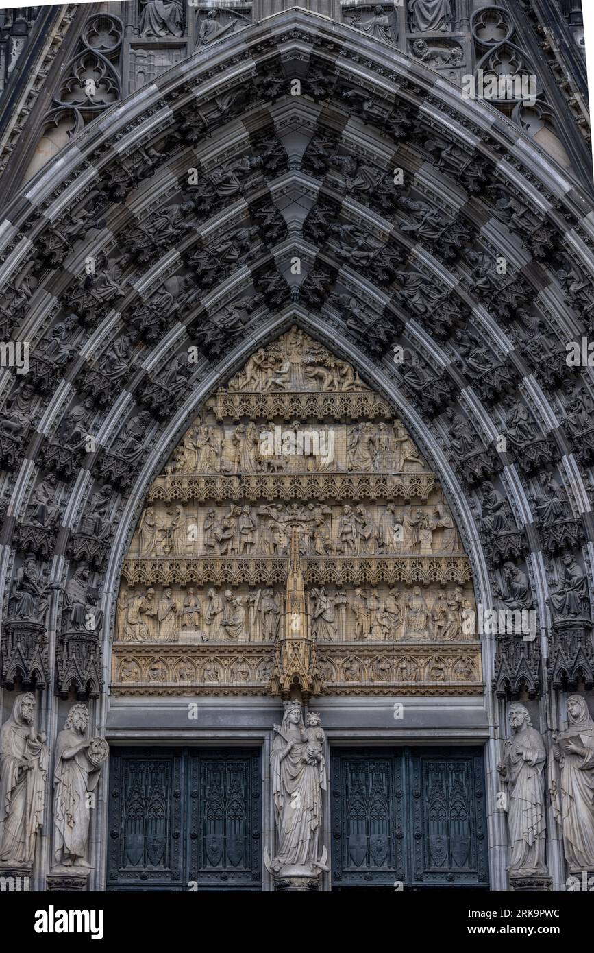 Cathédrale de Cologne gros plan sur les détails de l'architecture et du travail en pierre. travaux de maçonnerie et arcades dans la cathédrale historique de cologne allemagne. Banque D'Images