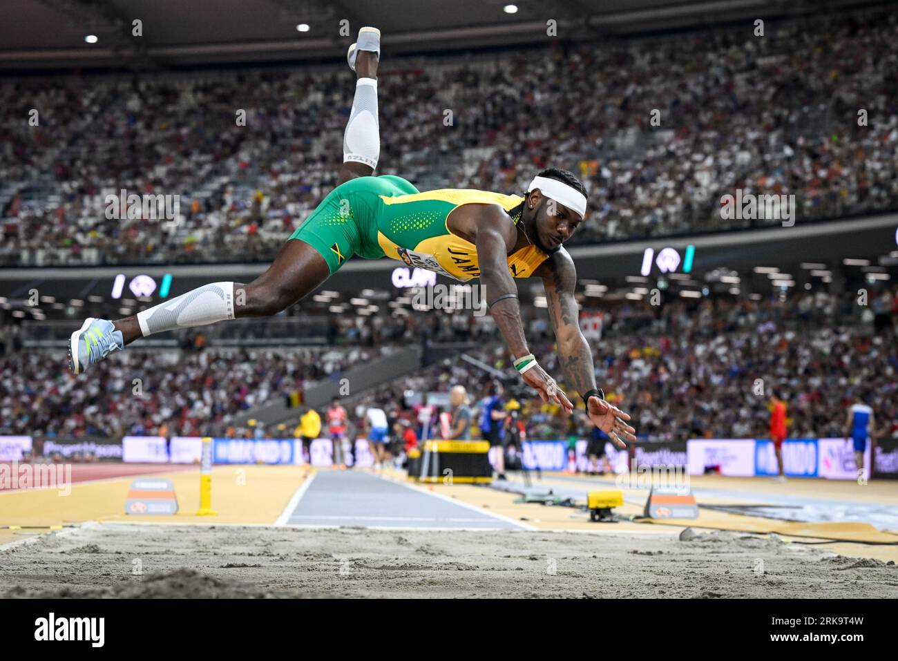 Carey McLeod, de Jamaïque, a glissé dans la finale masculine de saut en longueur lors des Championnats du monde d'athlétisme à Budapest, en Hongrie, le jeudi 24 août 2023. Photo : Jessica Gow / TT / kod 10070 Banque D'Images