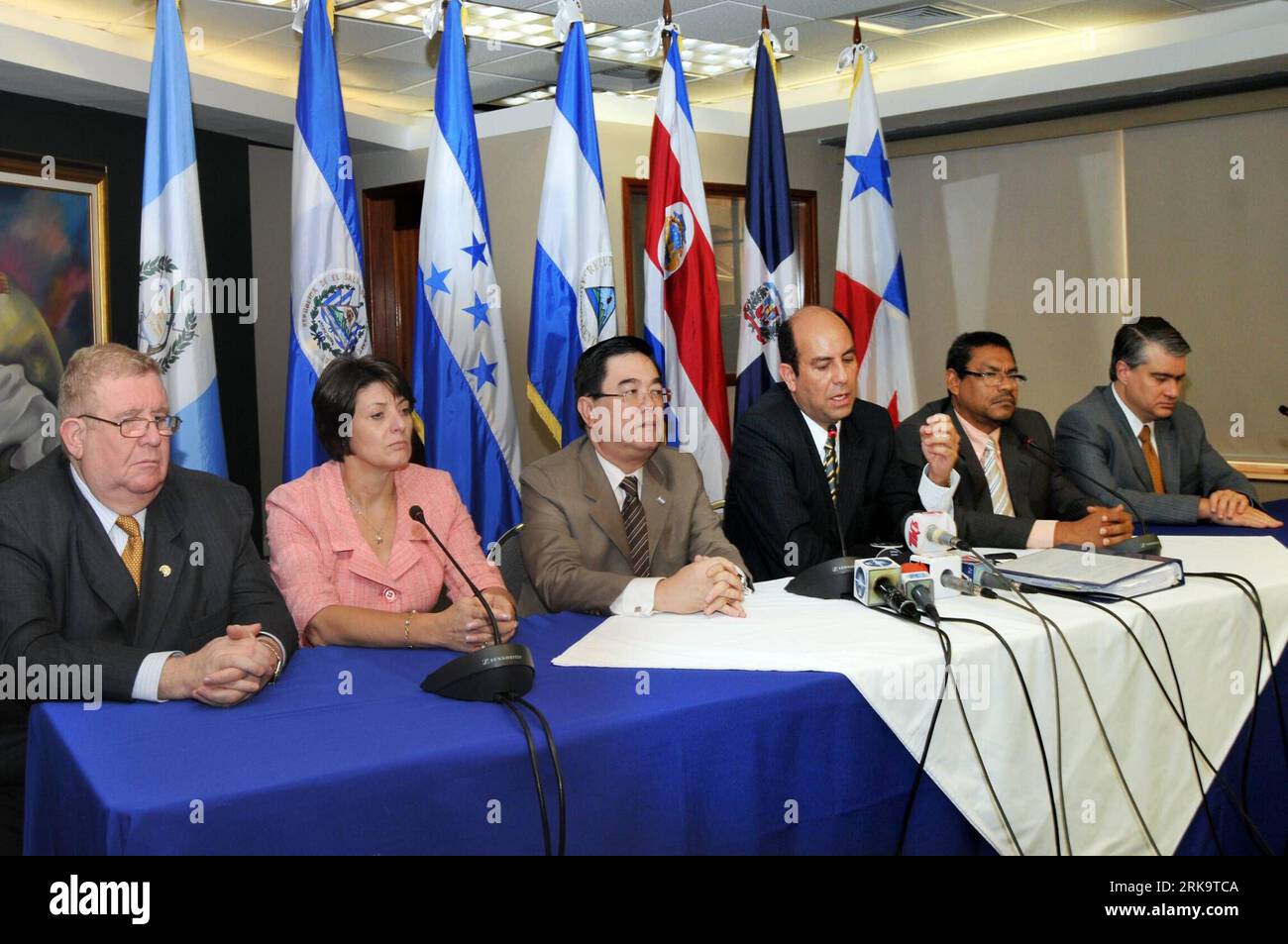 Bildnummer : 54230817 Datum : 15.07.2010 Copyright : imago/Xinhua (G-D) le ministre des Finances du Salvador Carlos Caceres, le ministre adjoint des Finances de la République dominicaine Maria Gutierrez, le ministre hondurien des Finances William Chong Wong, le ministre guatémaltèque des Finances Edgar Basells, le ministre nicaraguayen des Finances Alberto Guevara, et le ministre des Finances de Panaman, Dulcidio de la Guardia, participent à la 9e Conférence régionale de la FIOM sur l’Amérique centrale, le Panama et la République dominicaine, ouverte à Tegucigalpa, capitale du Honduras, le 15 juillet 2010. (Xinhua/Jorge Pineda) (zx) (2)HONDURAS-TEGUCIGALPA-IMF-CONFERENCE PUBLICATI Banque D'Images