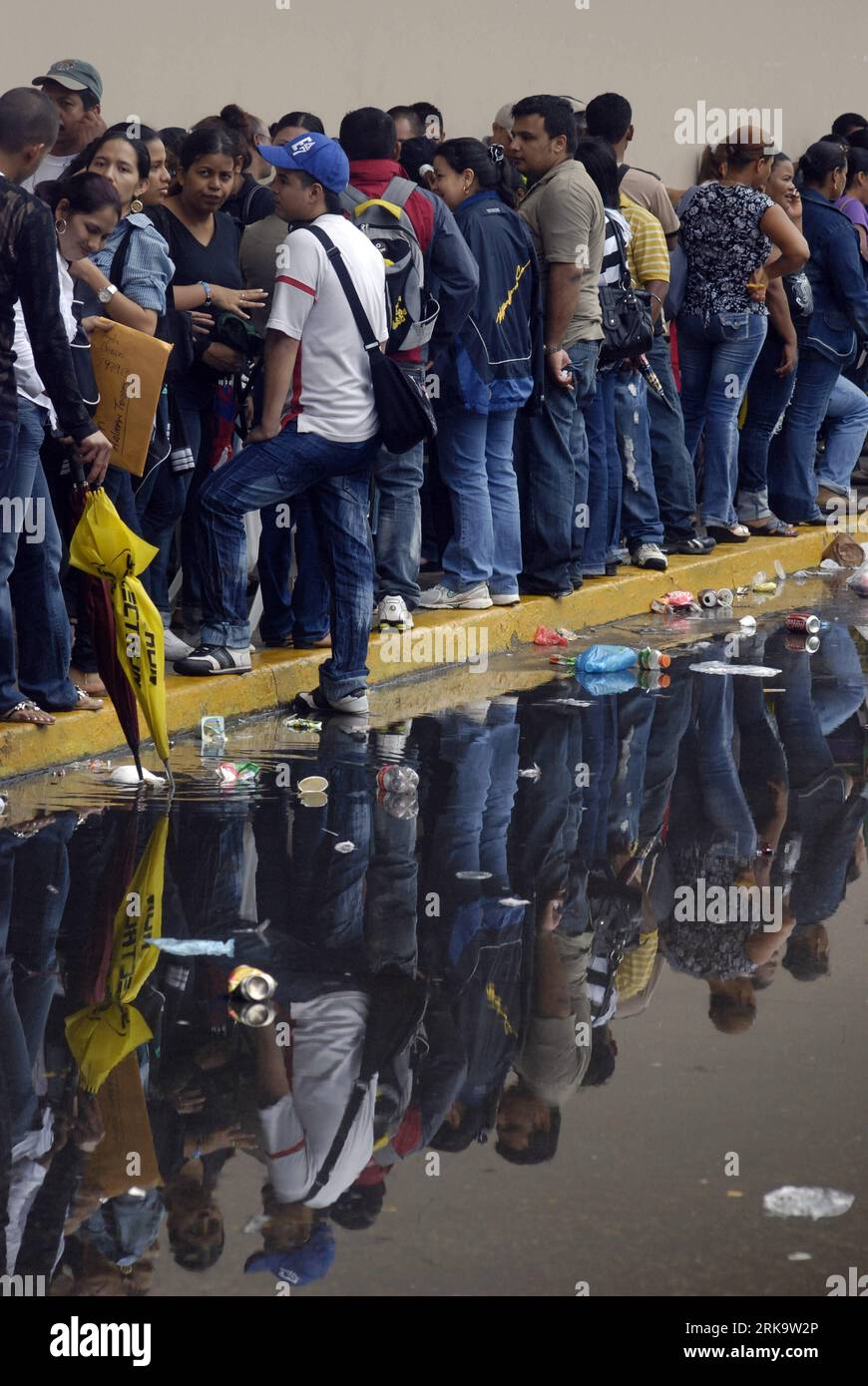 Bildnummer : 54233743 Datum : 17.07.2010 Copyright : imago/Xinhua (100717) -- PANAMA CITY, 17 juillet 2010 (Xinhua) -- les immigrants illégaux attendent d'obtenir une carte d'identité légale au centre d'exposition et de congrès Atlapa à Panama City, 17 juillet 2010. Environ 20 000 étrangers sans papiers vivant au Panama se verront accorder le droit légal de rester, a déclaré jeudi un responsable du Service national des migrations (SNM). (Xinhua) (zx) (3)PANAMA-IMMIGRANTS ILLÉGAUX-ID LÉGAL PUBLICATIONxNOTxINxCHN Gesellschaft Immigranten Einwanderung Panama premiumd xint kbdig xsp 2010 hoch o00 Warteschlange Spiegelung Bildnummer 54233743 Banque D'Images