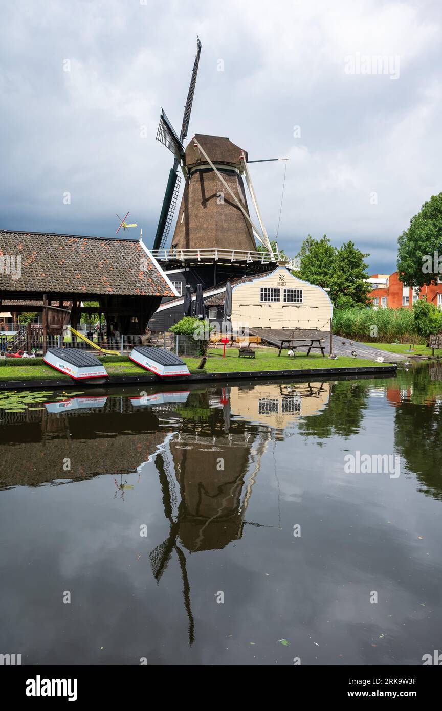 Utrecht, pays-Bas, le 10 juillet 2023 - moulin à vent traditionnel se reflétant dans l'eau du canal Banque D'Images