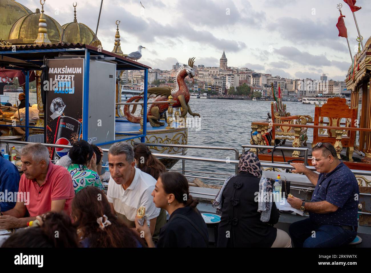 24 août 2023 : vie quotidienne à Istanbul malgré la hausse des taux d'inflation le 24 août 2023 en Turquie. La Banque centrale turque a augmenté son taux directeur de 17,5 % à 25 %, tenant ainsi sa promesse de resserrement. L’inflation est en baisse depuis qu’elle a culminé à 85 % en octobre 2022, mais est passée de 38 % en juin de cette année à près de 48 % en juillet. (Image de crédit : © Tolga Ildun/ZUMA Press Wire) USAGE ÉDITORIAL SEULEMENT! Non destiné à UN USAGE commercial ! Banque D'Images