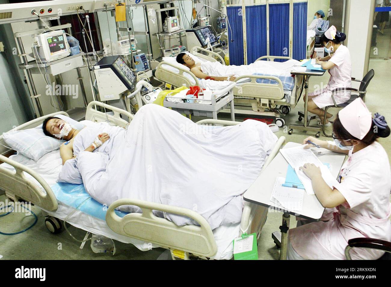 Bildnummer : 54242708 Datum : 20.07.2010 Copyright : imago/Xinhua (100721) -- JIUJIANG, 21 juillet 2010 (Xinhua) -- blessé par un coup de foudre reçoit un traitement médical dans un hôpital de Jiujiang, province de Jiangxi, dans l'est de la Chine, le 20 juillet 2010. Deux personnes transférées d'un site de réparation de la rive du lac Sixia dans le comté de Xingzi étaient mortes et 15 autres ont été blessées mardi en raison de la foudre. (Xinhua/Hong Xianzhi)(mcg) (4)CHINA-JIANGXI-JIUJIANG-LIGHTNING STRIKE (CN) PUBLICATIONxNOTxINxCHN Gesellschaft Blitz Blitzeinschlag Einschlag Opfer Krankenhaus Behandlung kbdig xsk 2010 quer o Banque D'Images